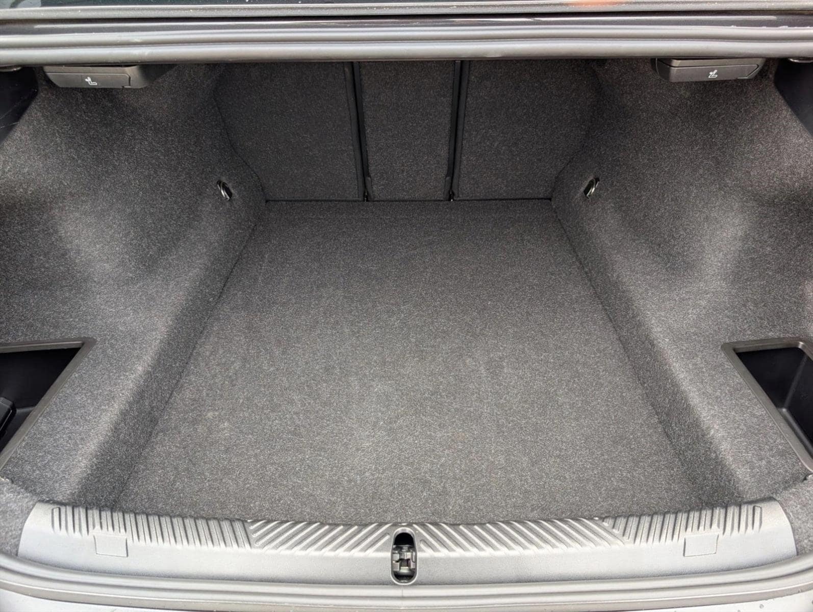 2025 BMW 530i photo 5