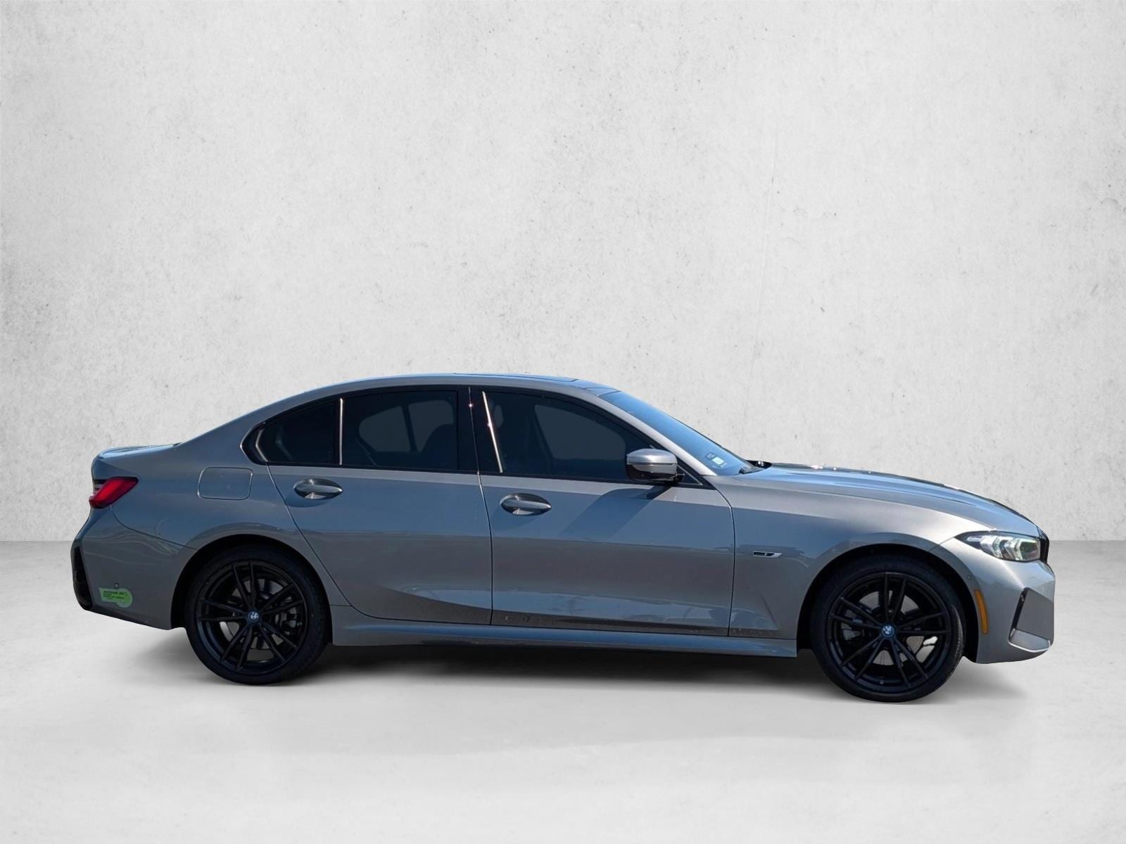 2023 BMW 330e xDrive photo 4