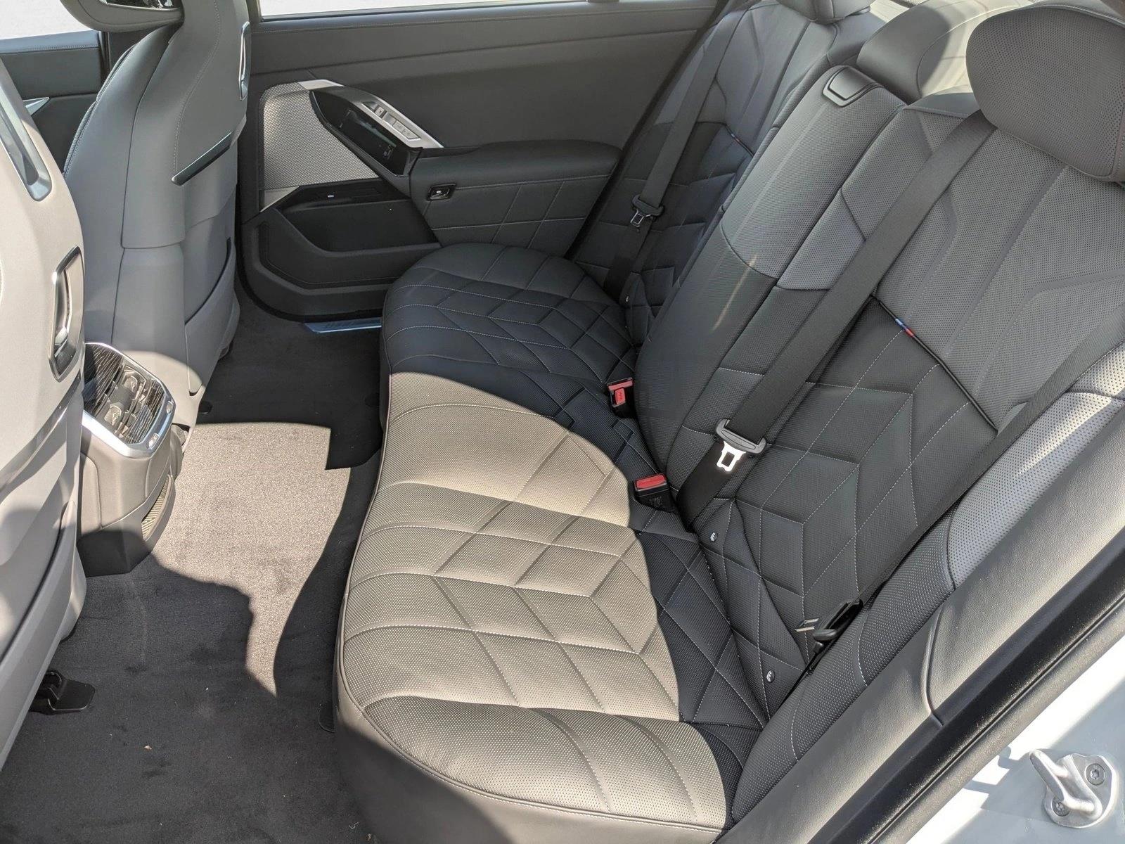 2025 BMW 7 Series 750e - Photo 16