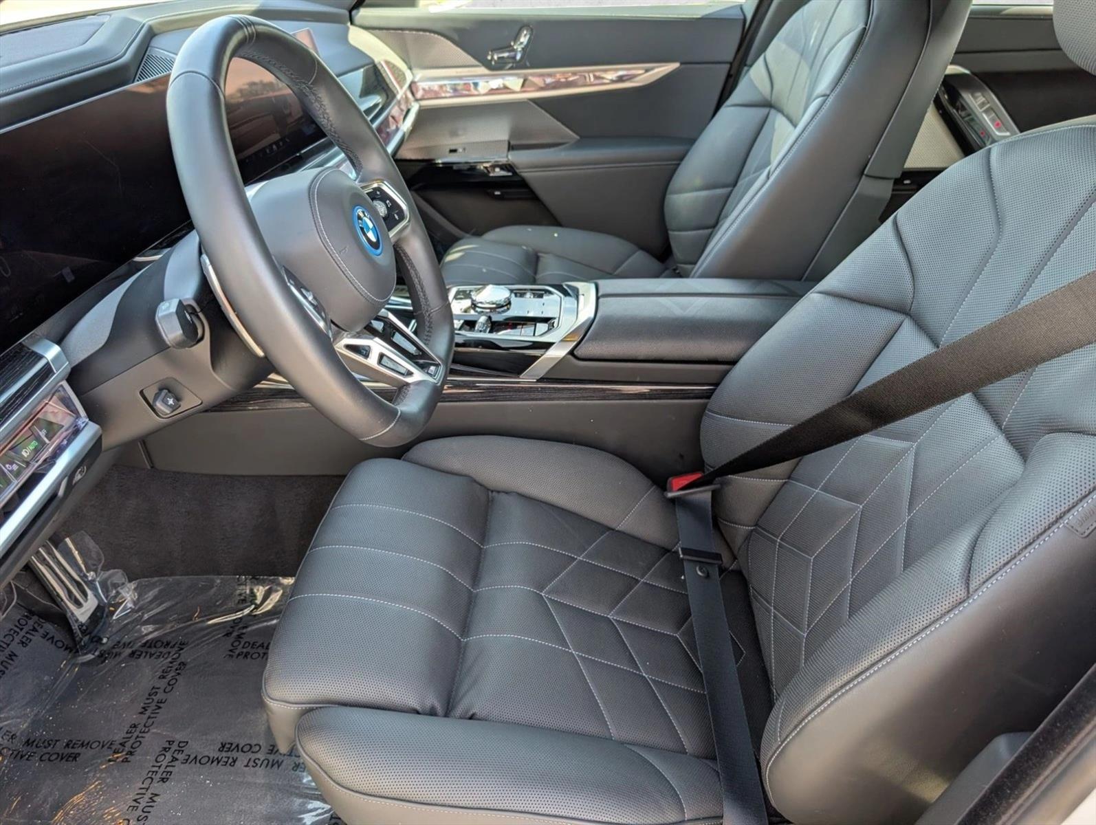 2026 BMW 7 Series 750e - Photo 17