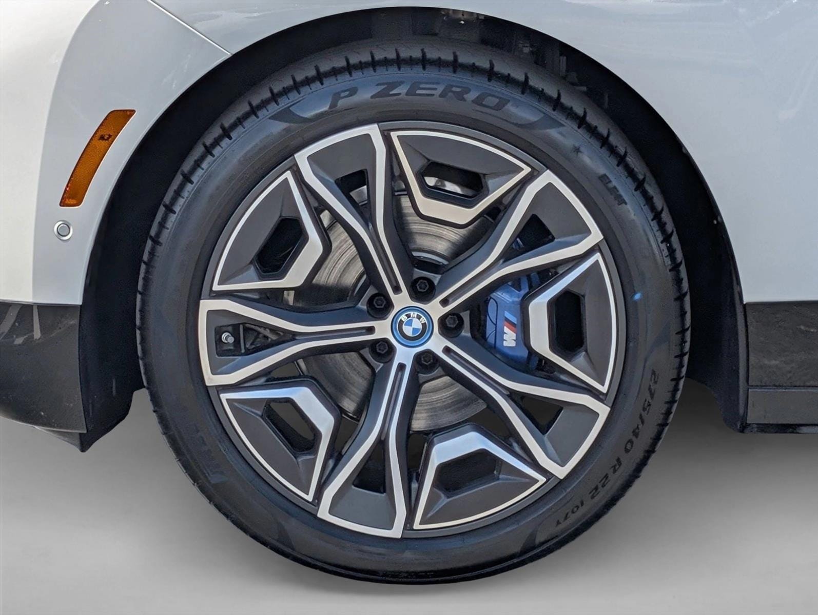 2025 BMW iX M60 - Photo 10