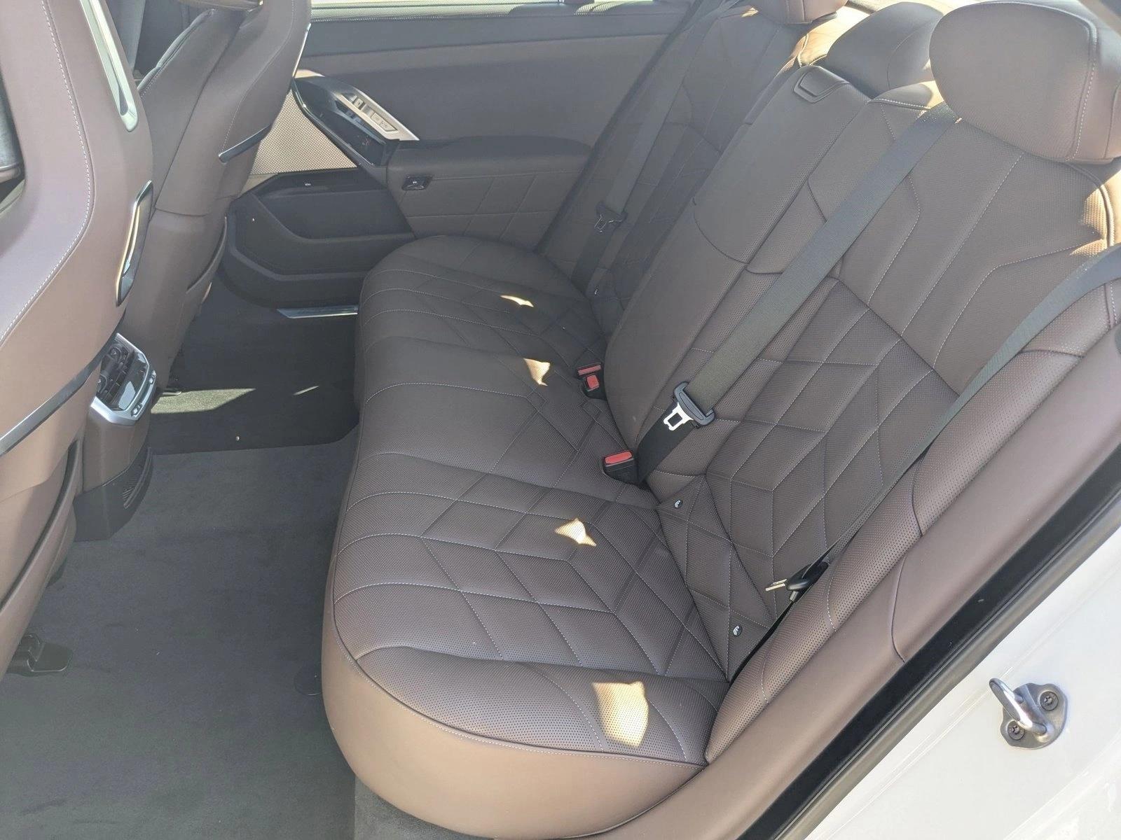 2025 BMW 7 Series 750e - Photo 16