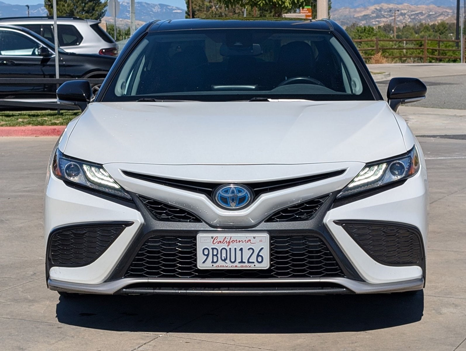 2022 Toyota Camry Hybrid XSE photo 2