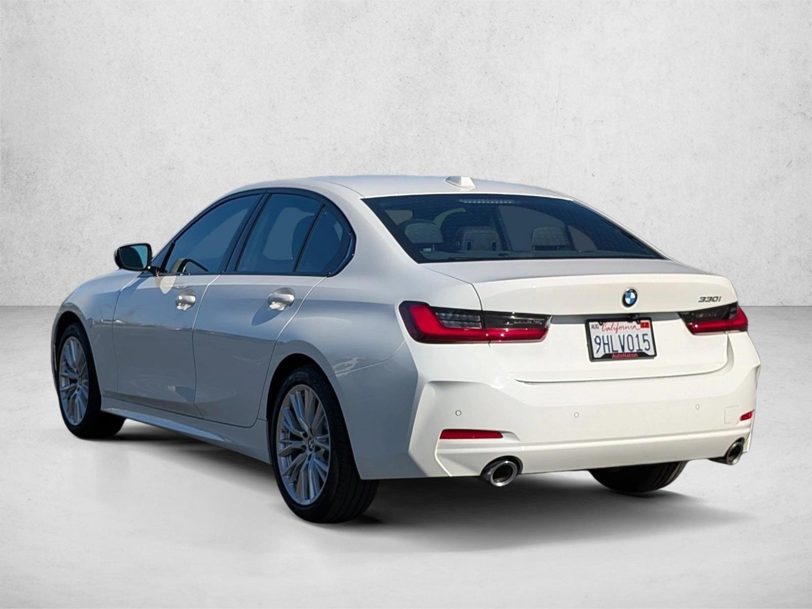 2023 BMW 330i photo 3