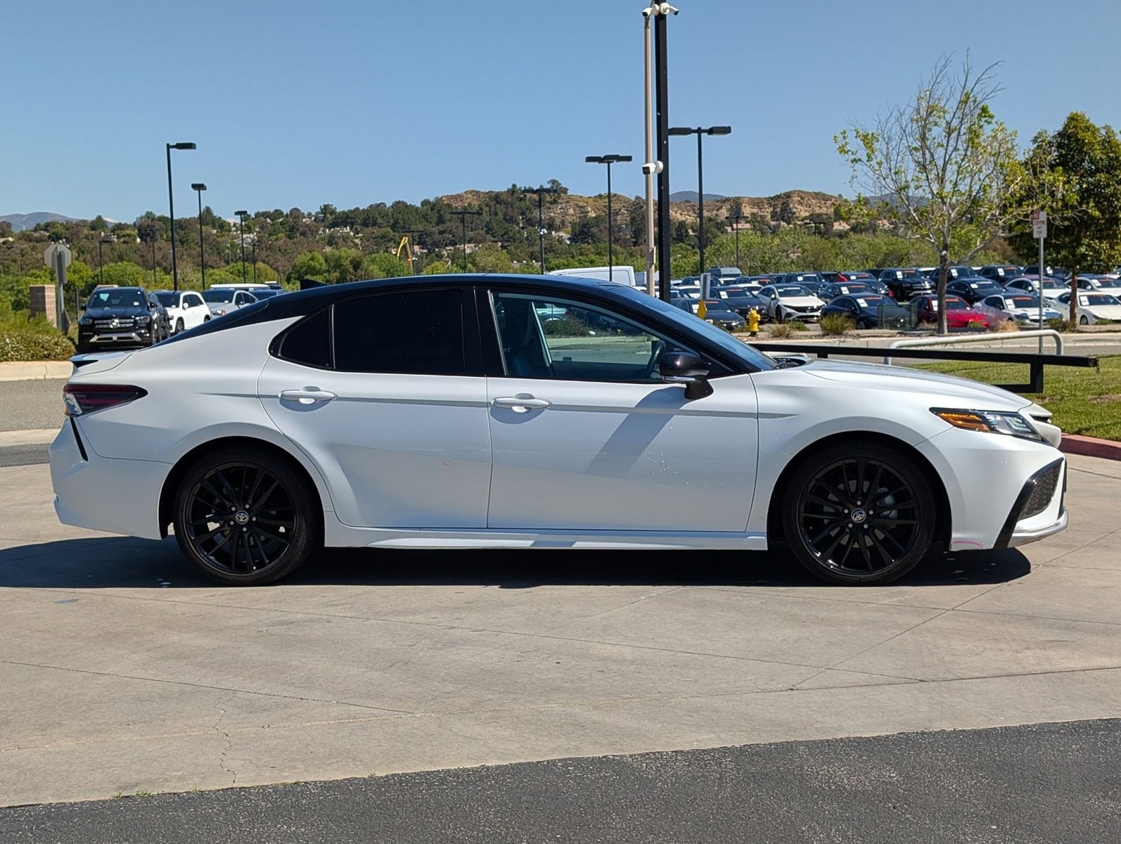 2022 Toyota Camry Hybrid XSE photo 4