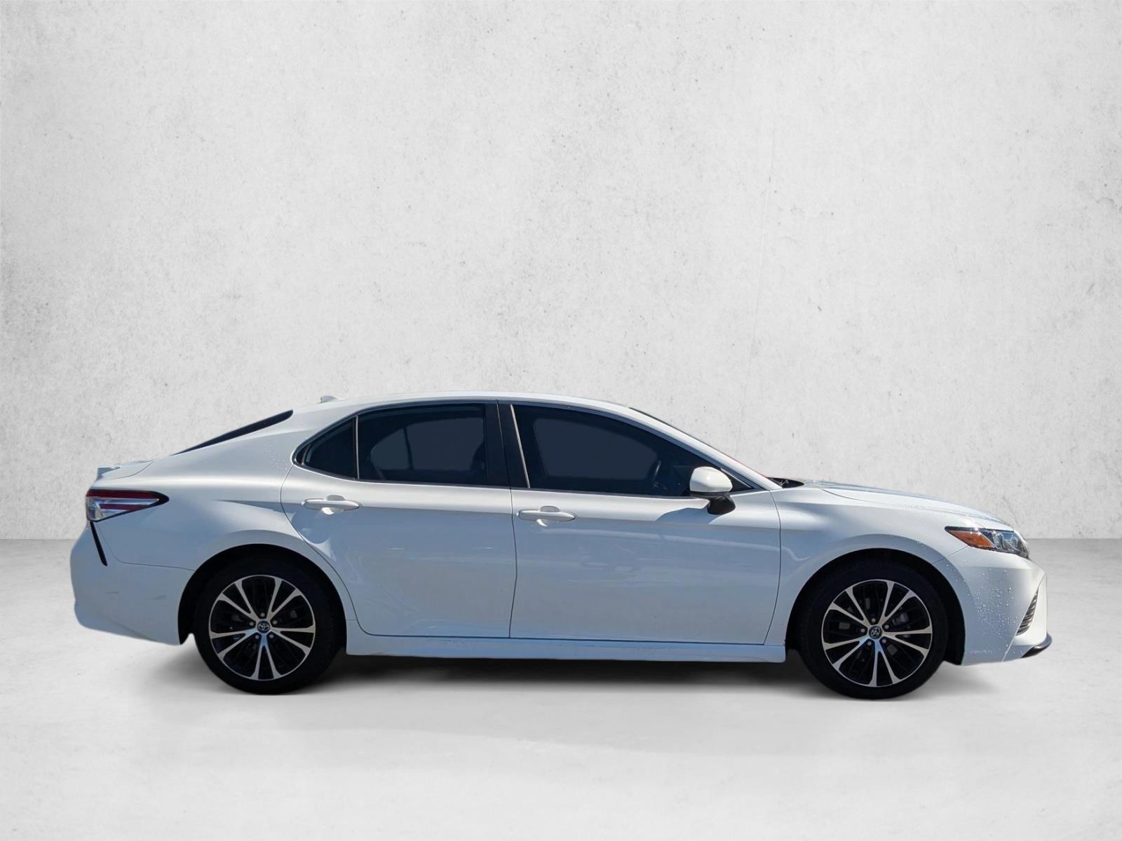 2020 Toyota Camry SE photo 4