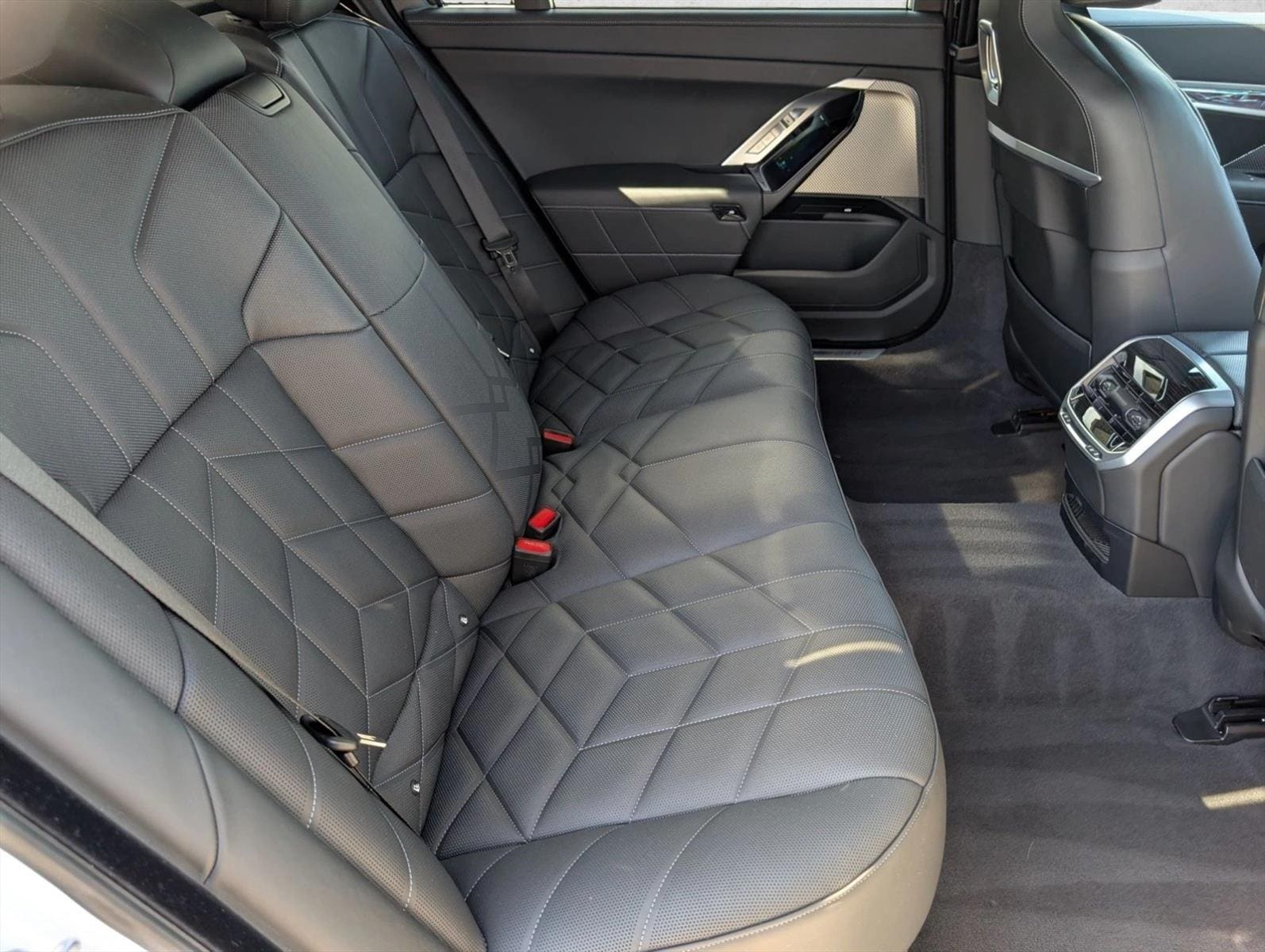 2026 BMW 7 Series 750e - Photo 22