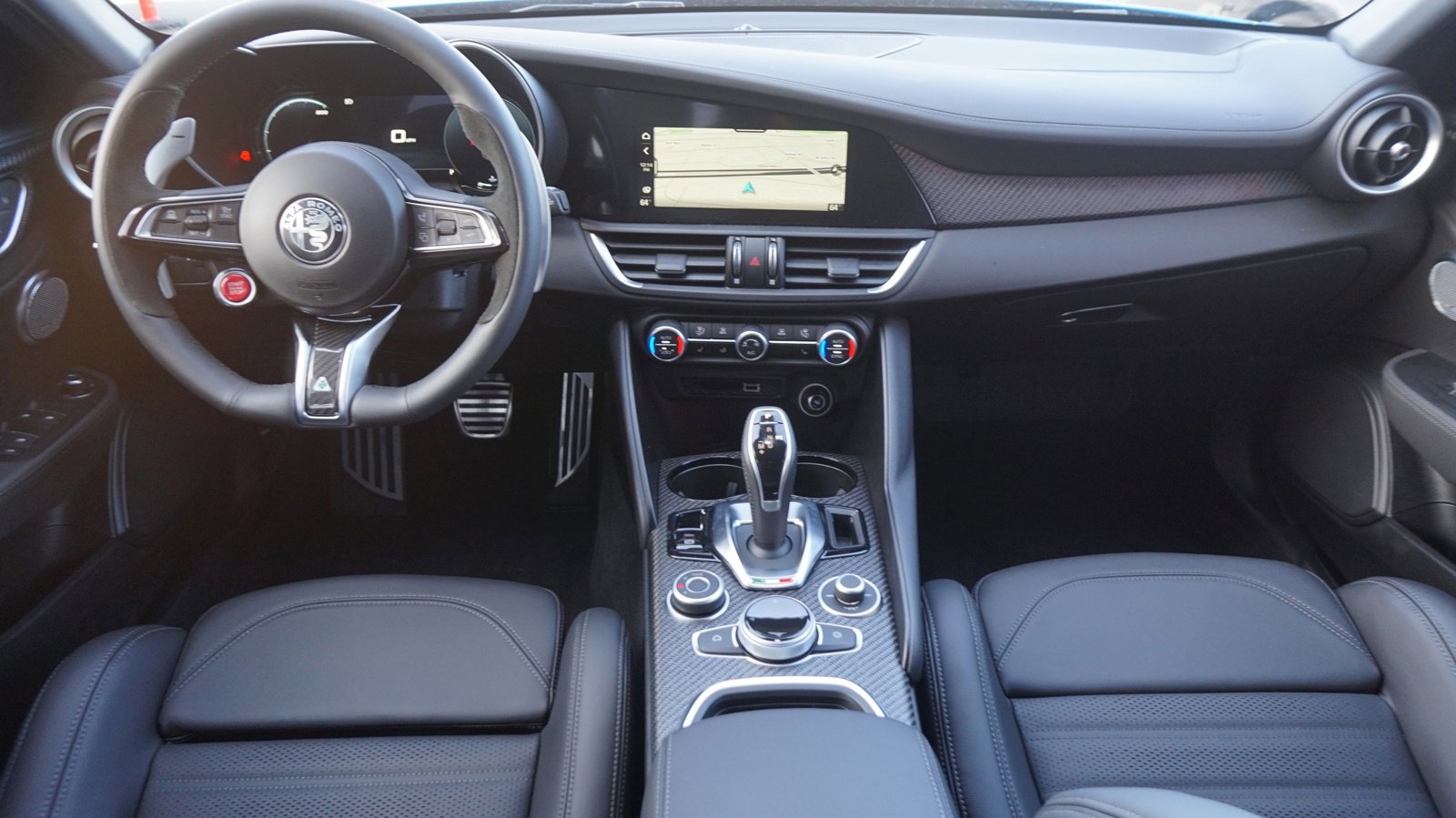 2024 Alfa Romeo Giulia Quadrifoglio photo 2