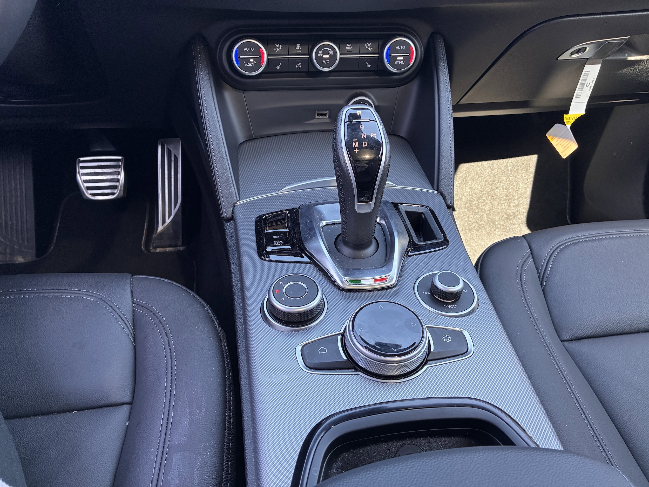 2025 Alfa Romeo Stelvio Base - Photo 18