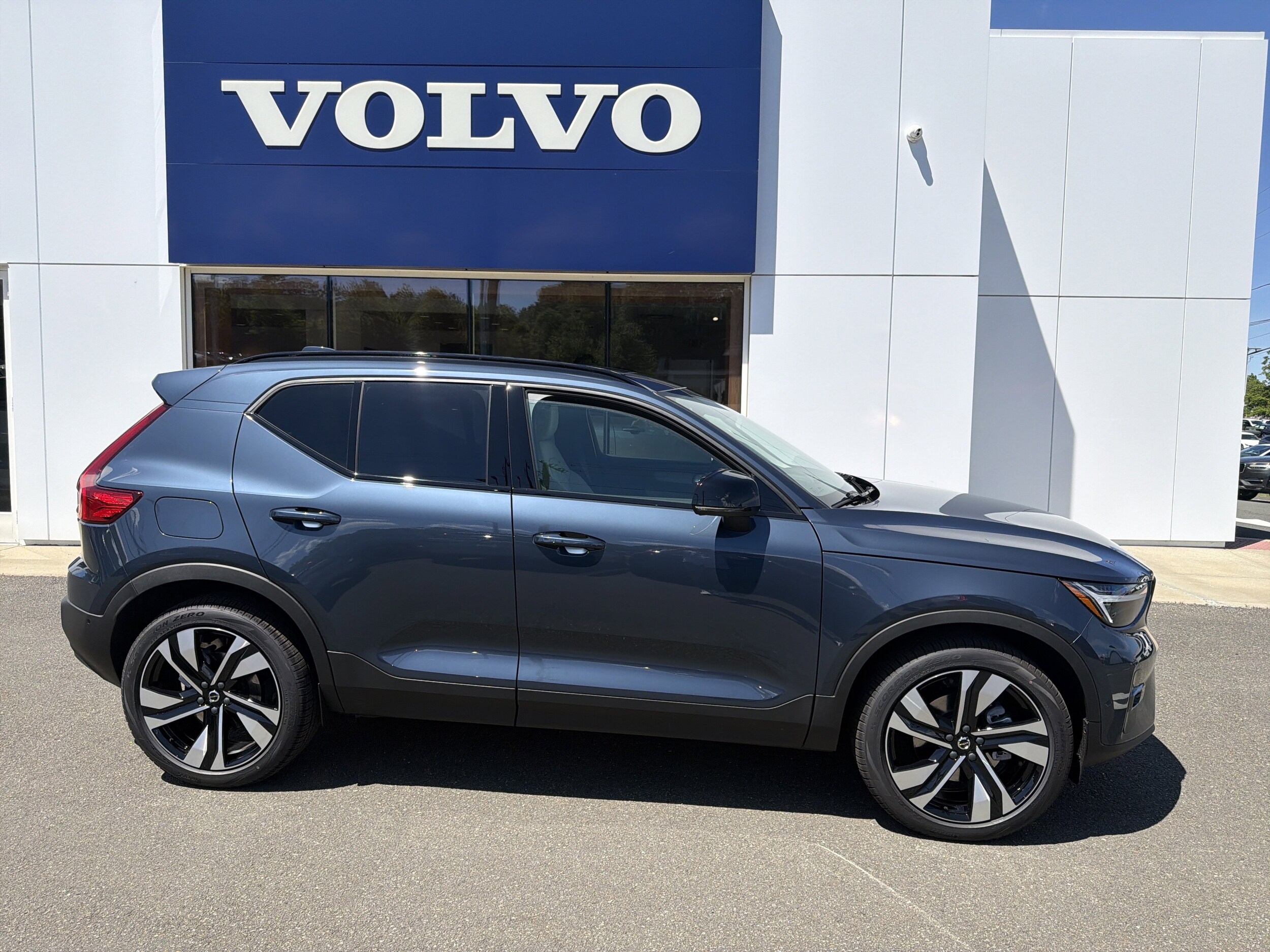 2026 Volvo XC40 Plus - Photo 6