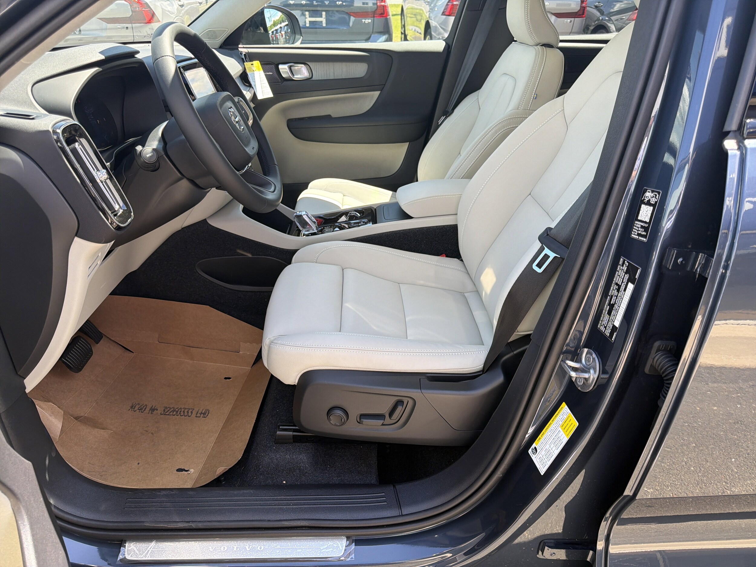 2026 Volvo XC40 Plus - Photo 12
