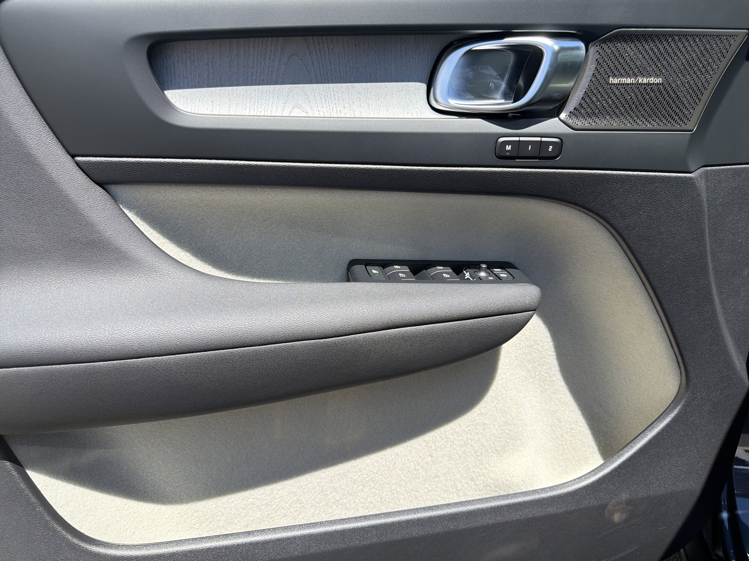 2026 Volvo XC40 Plus - Photo 17