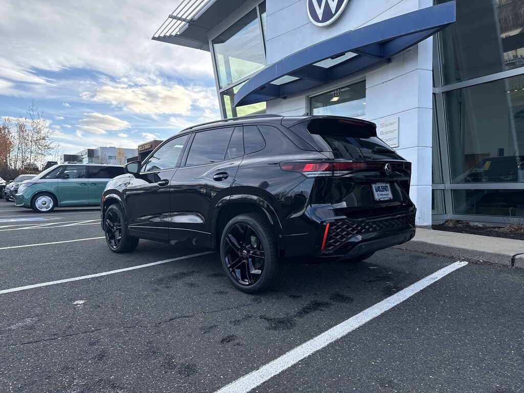 New 2025 Volkswagen Tiguan SE R-Line Black 2.0T SE R-Line Black 4MOTION