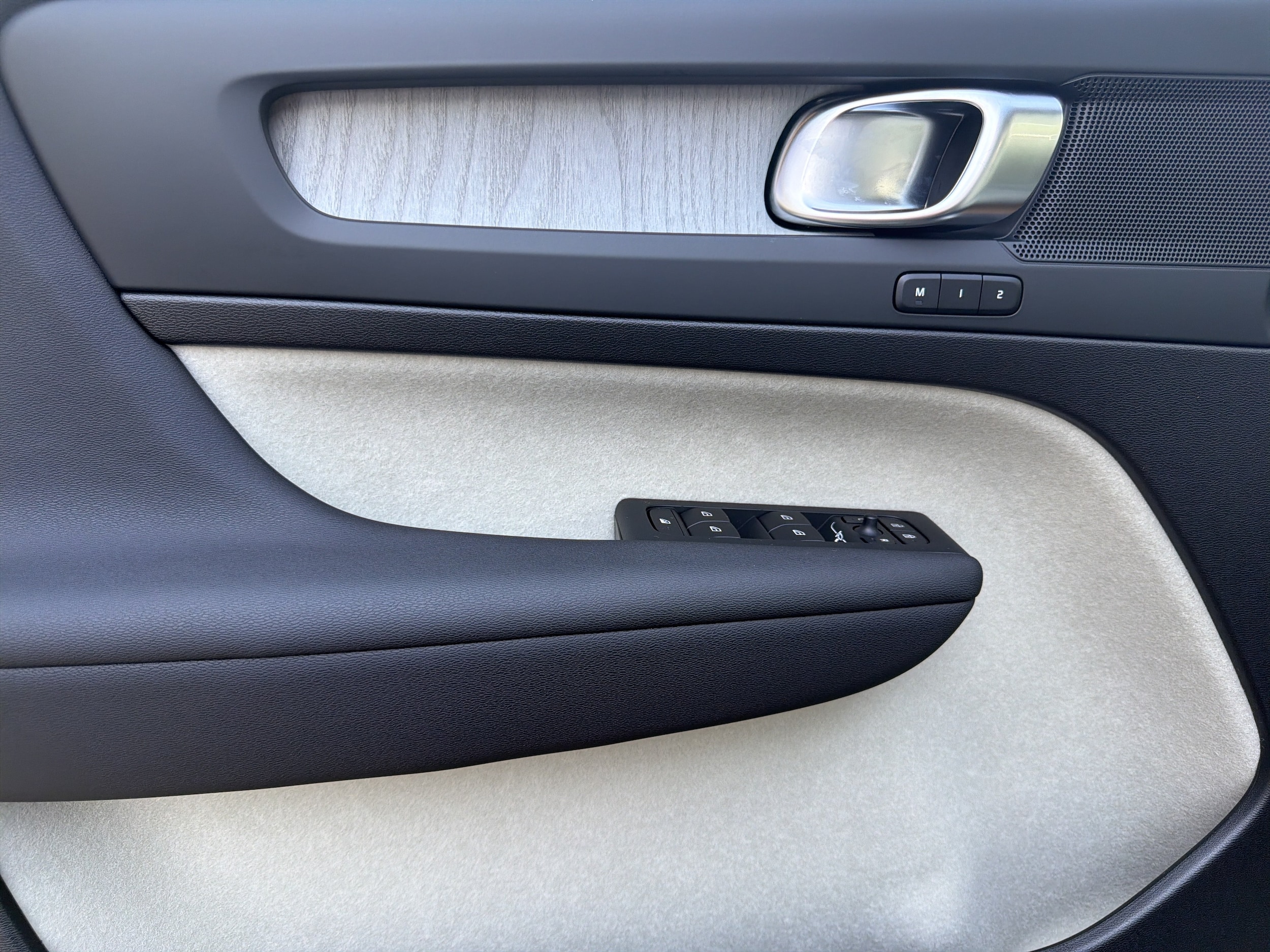 2026 Volvo XC40 Plus - Photo 11