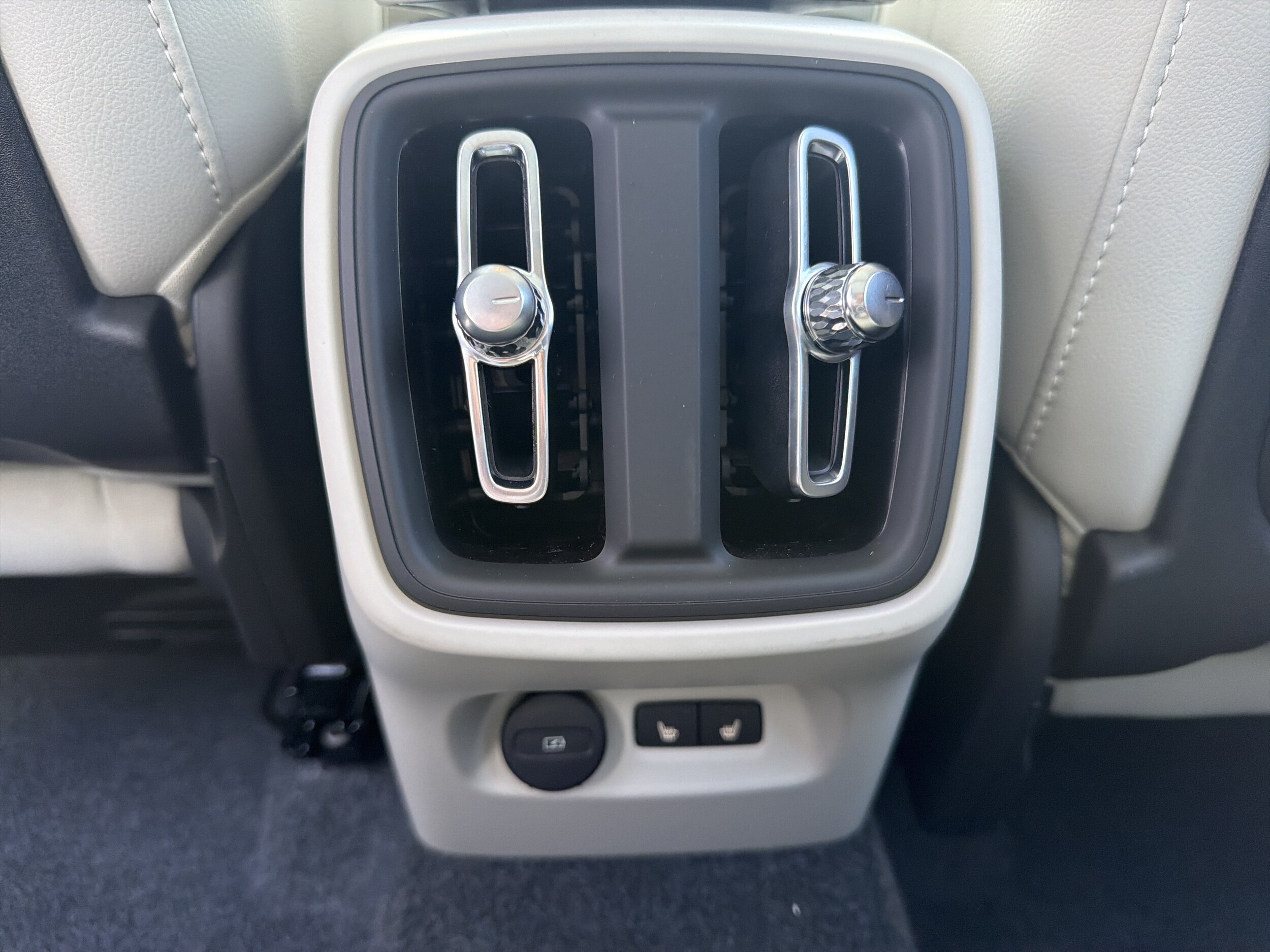 2026 Volvo XC40 Plus - Photo 16