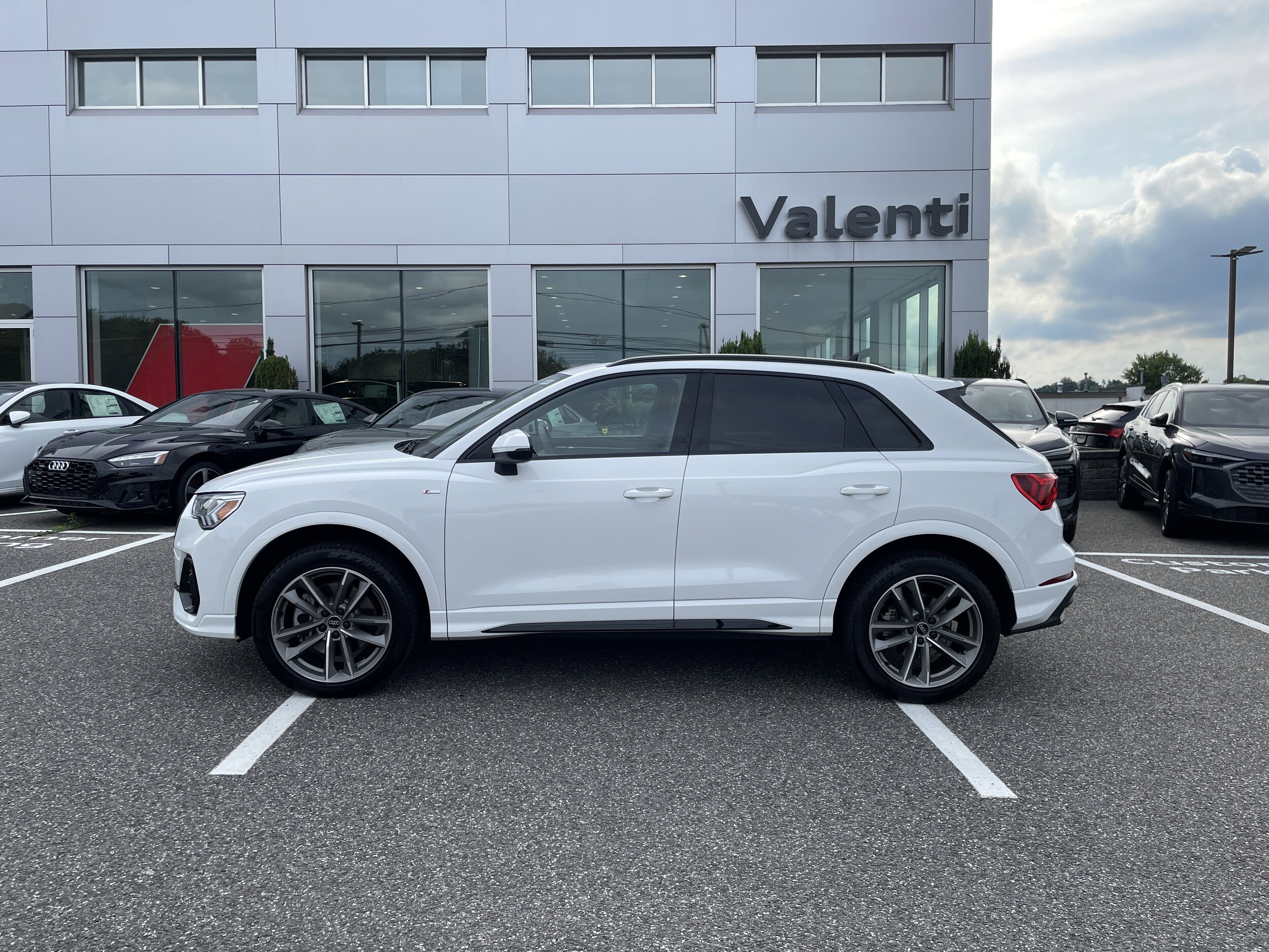 2025 Audi Q3 S line Premium photo 4