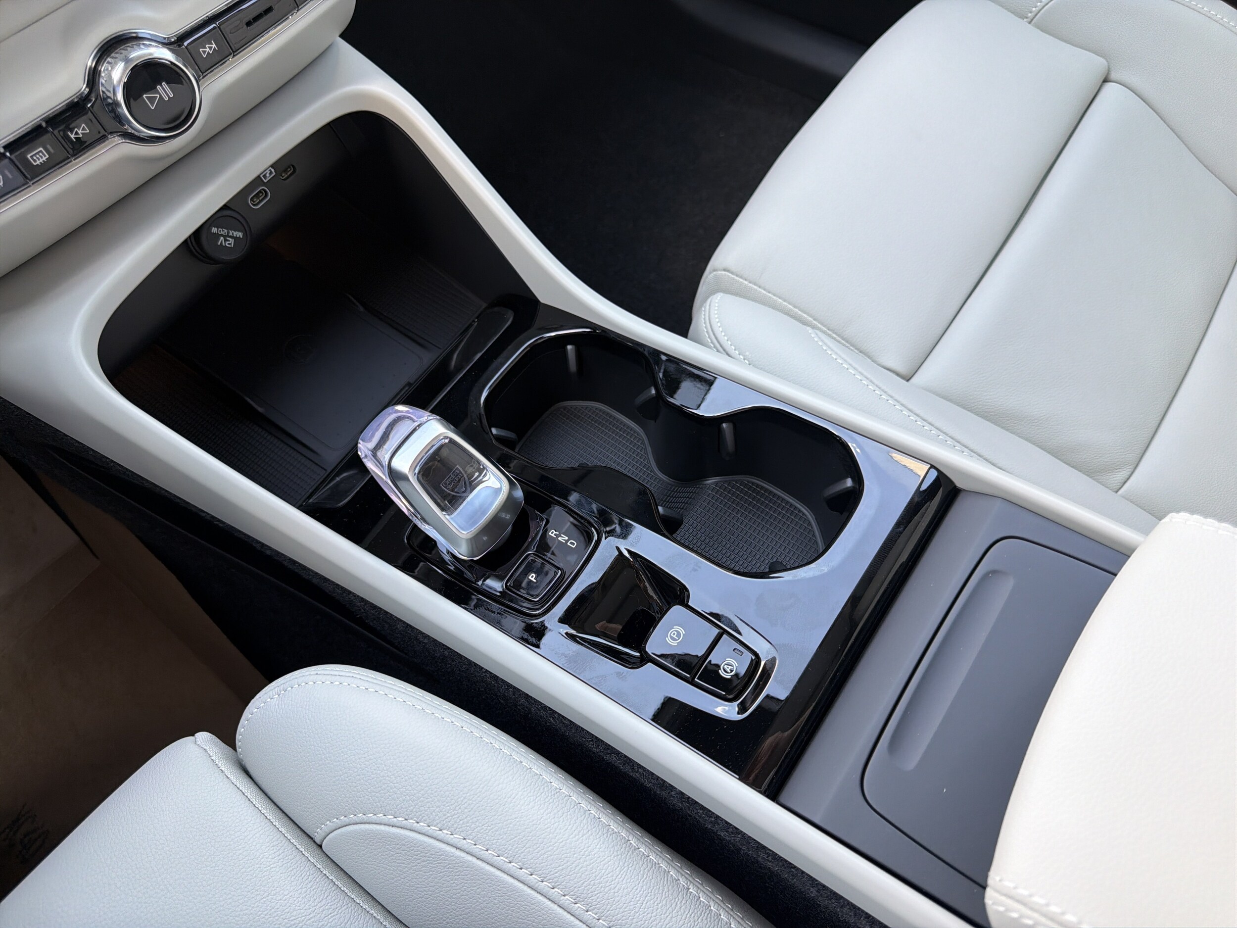 2026 Volvo XC40 Plus - Photo 22