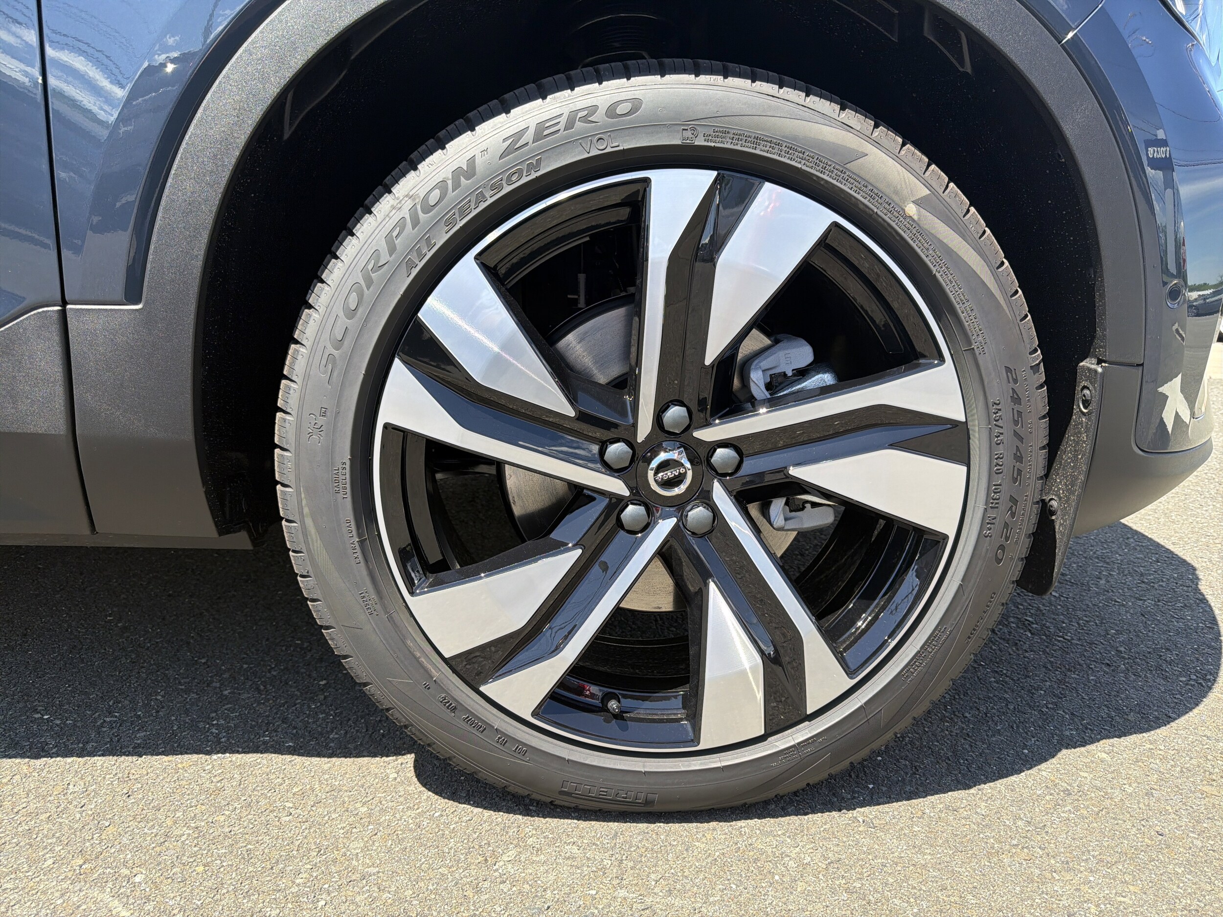 2026 Volvo XC40 Plus - Photo 8