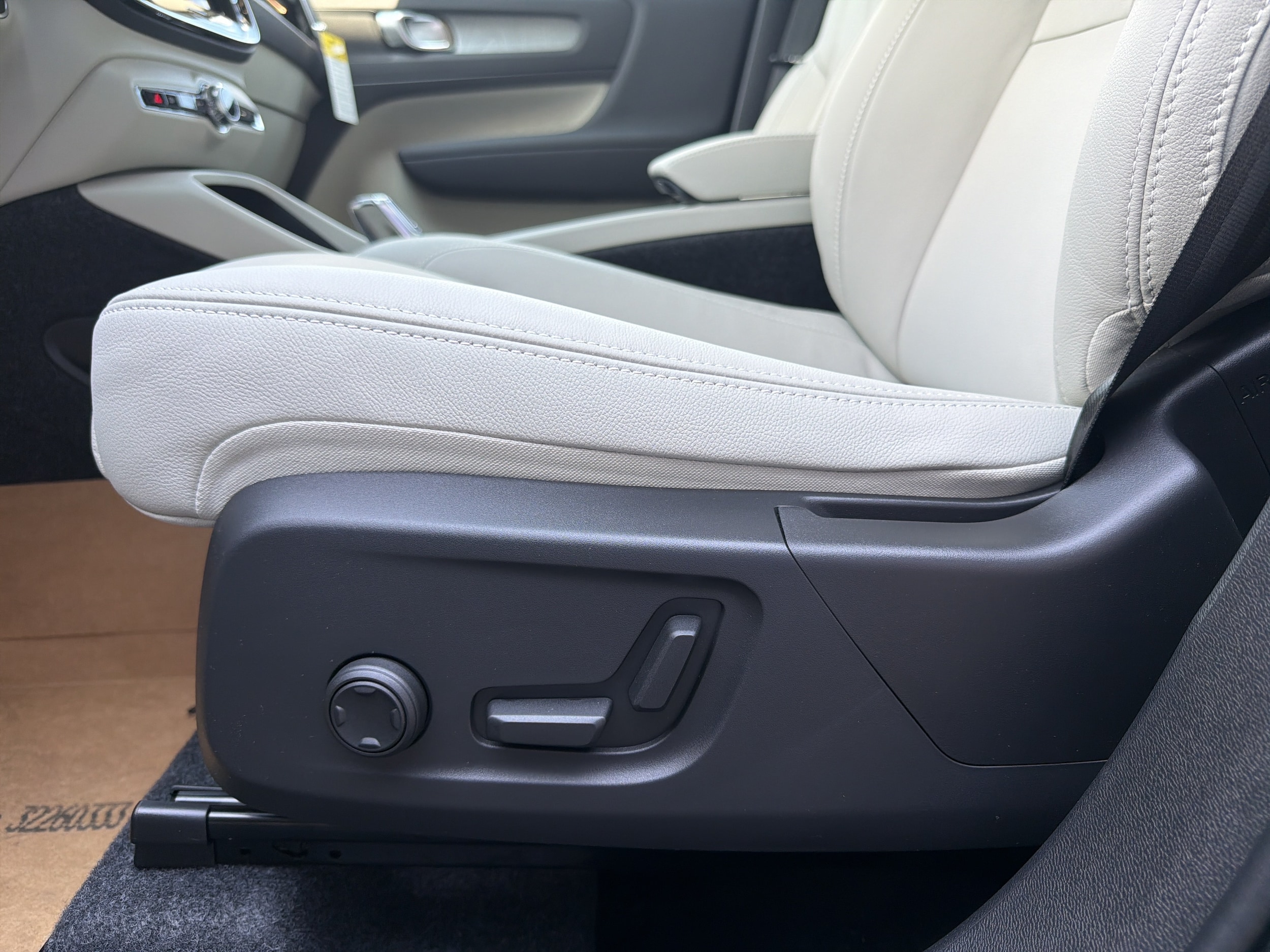 2026 Volvo XC40 Plus - Photo 12