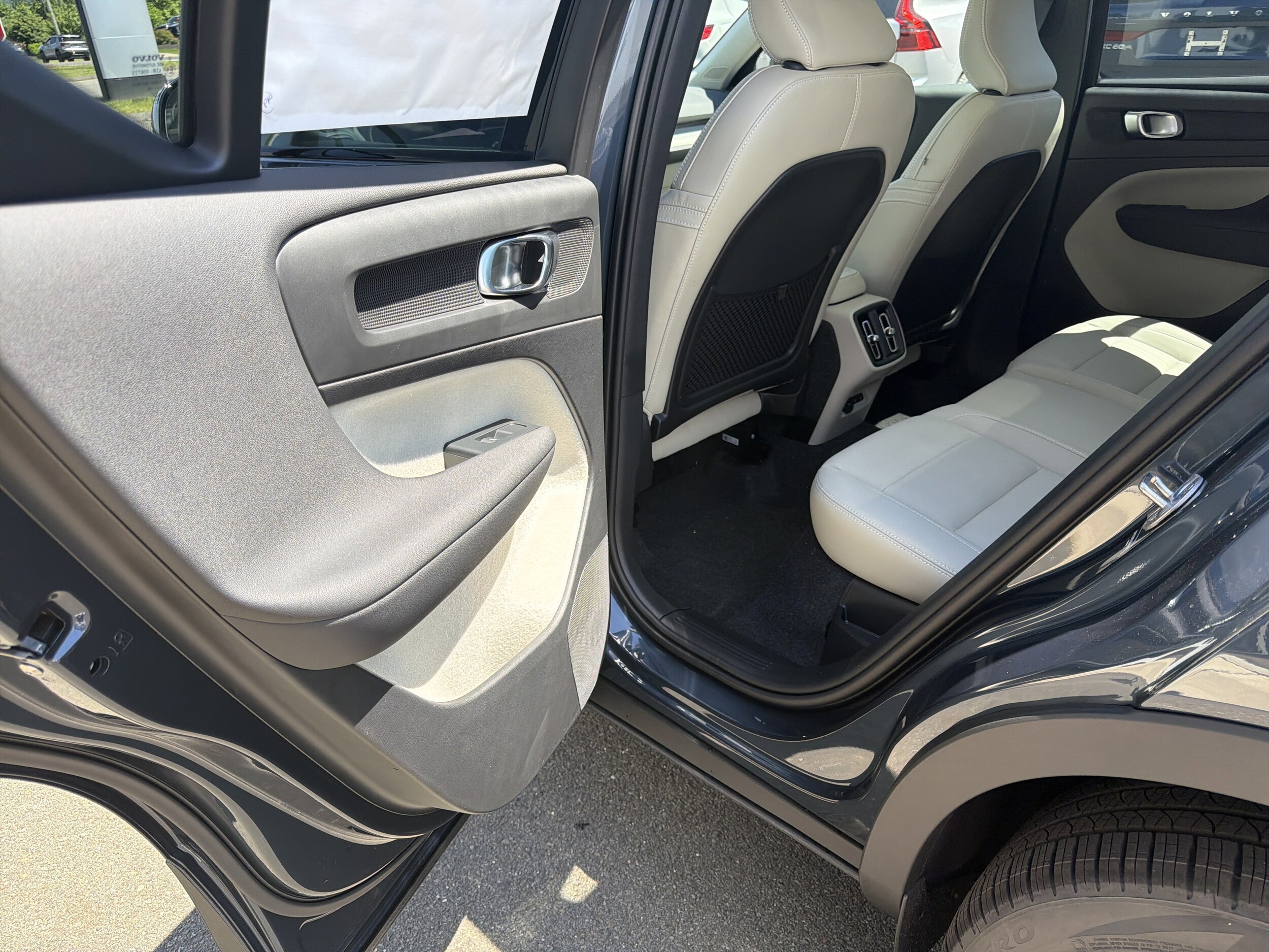 2026 Volvo XC40 Plus - Photo 14
