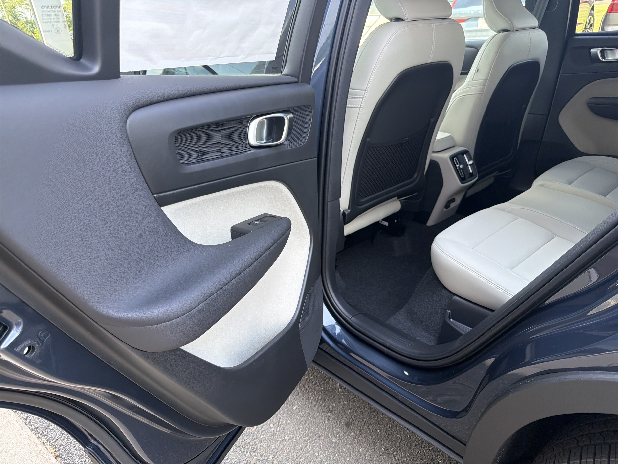 2026 Volvo XC40 Plus - Photo 13