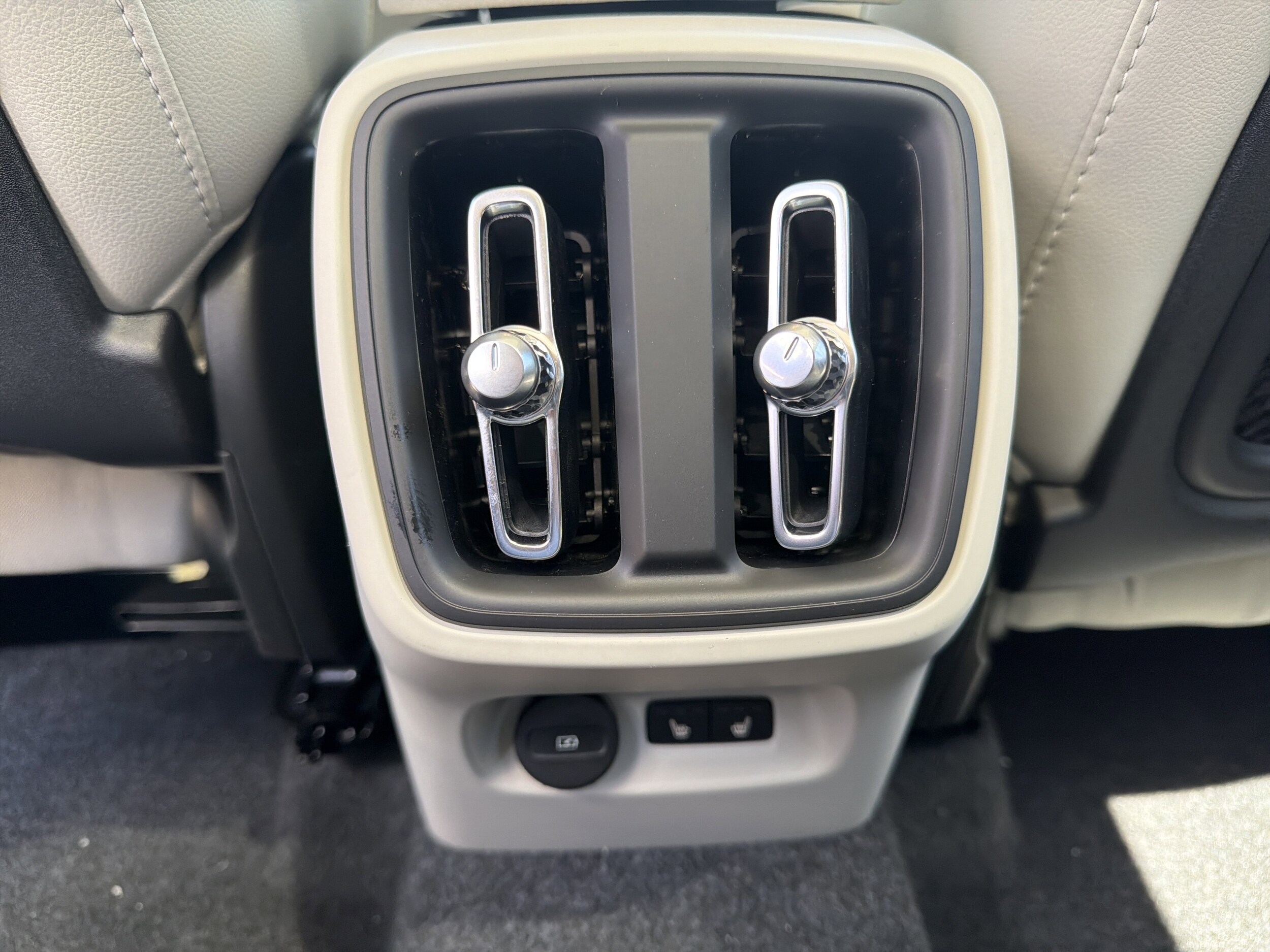 2026 Volvo XC40 Plus - Photo 19