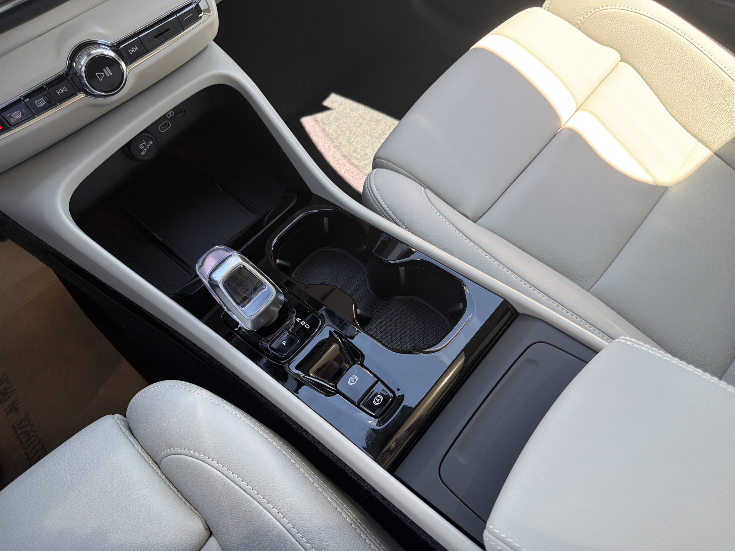 2026 Volvo XC40 Plus - Photo 23