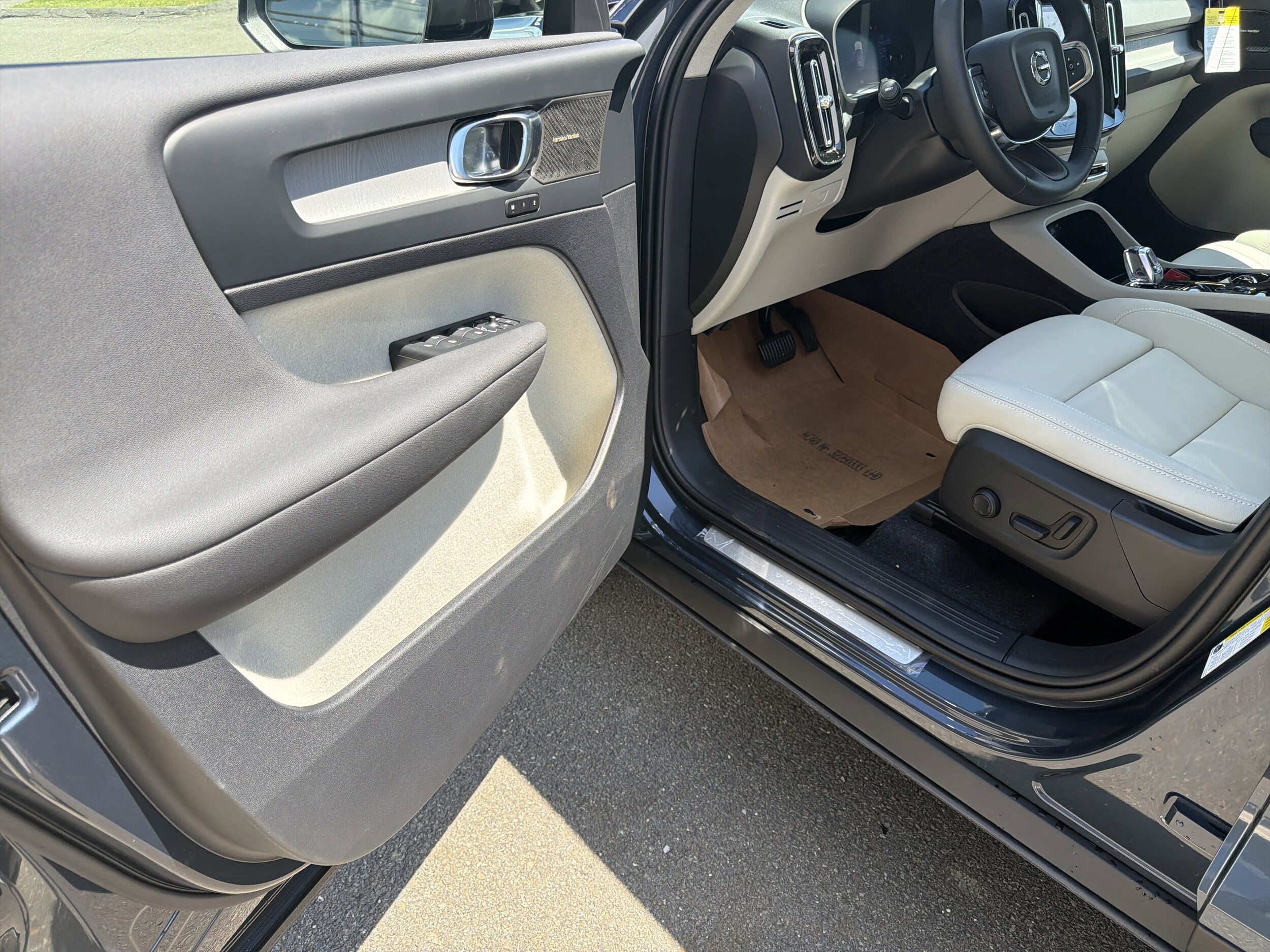 2026 Volvo XC40 Plus - Photo 11