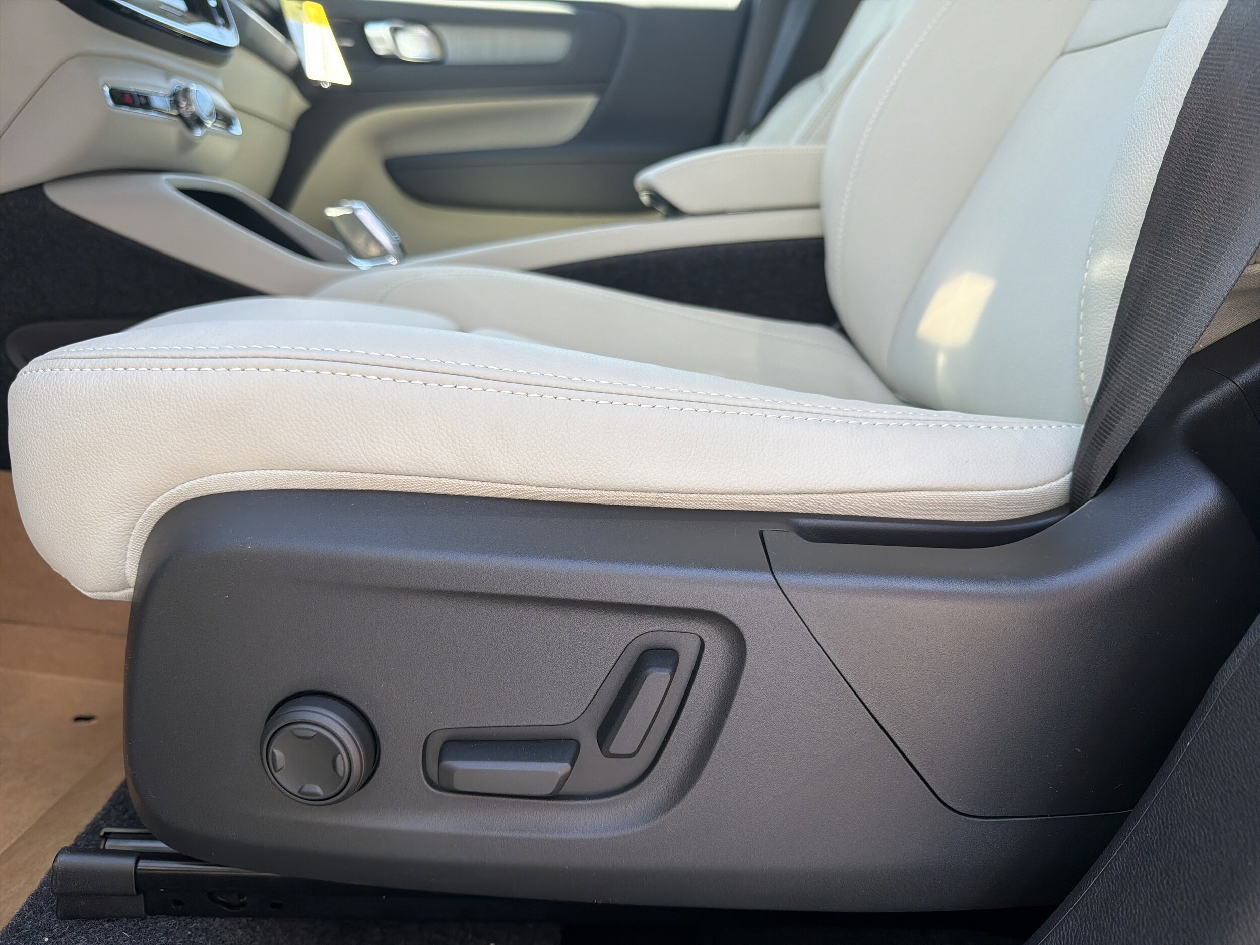 2026 Volvo XC40 Plus - Photo 18