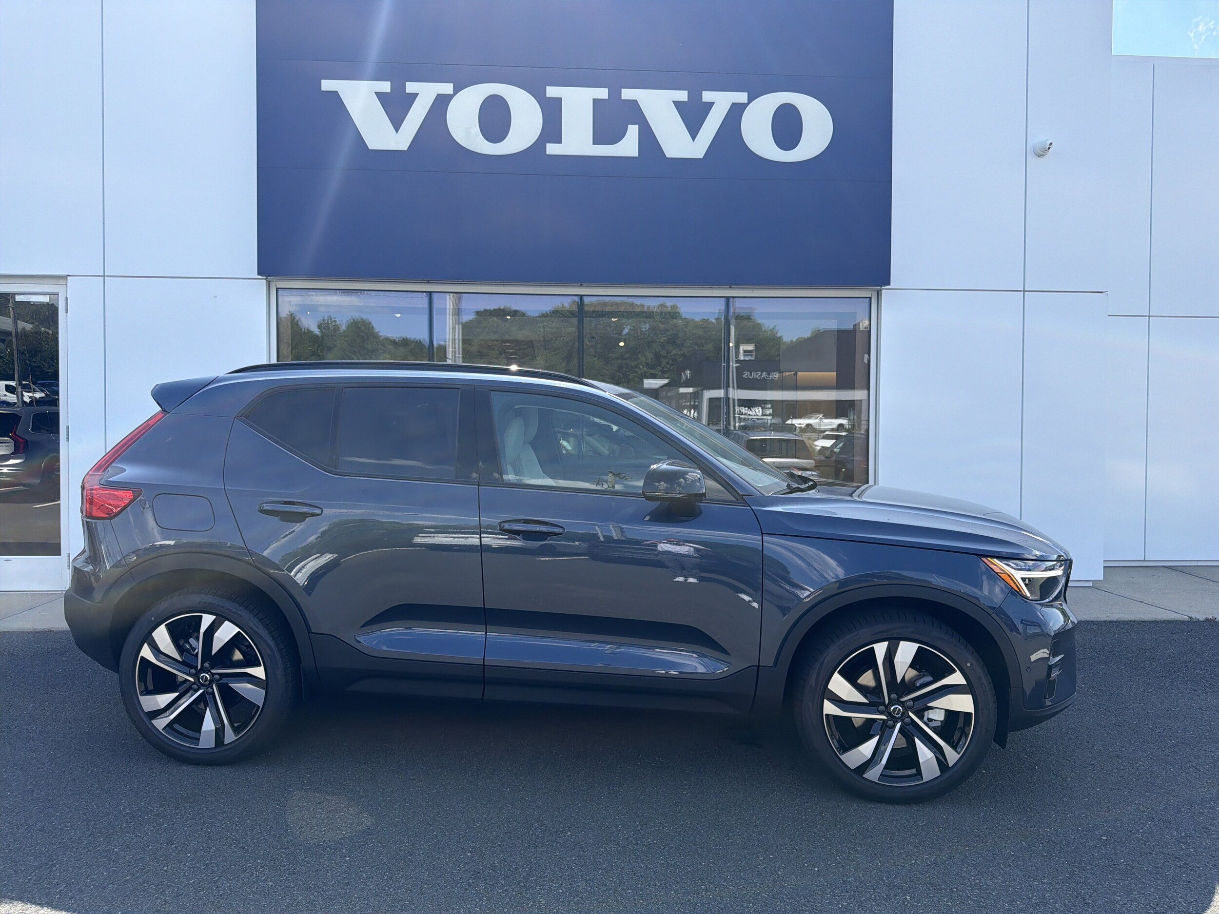 2026 Volvo XC40 Plus - Photo 2