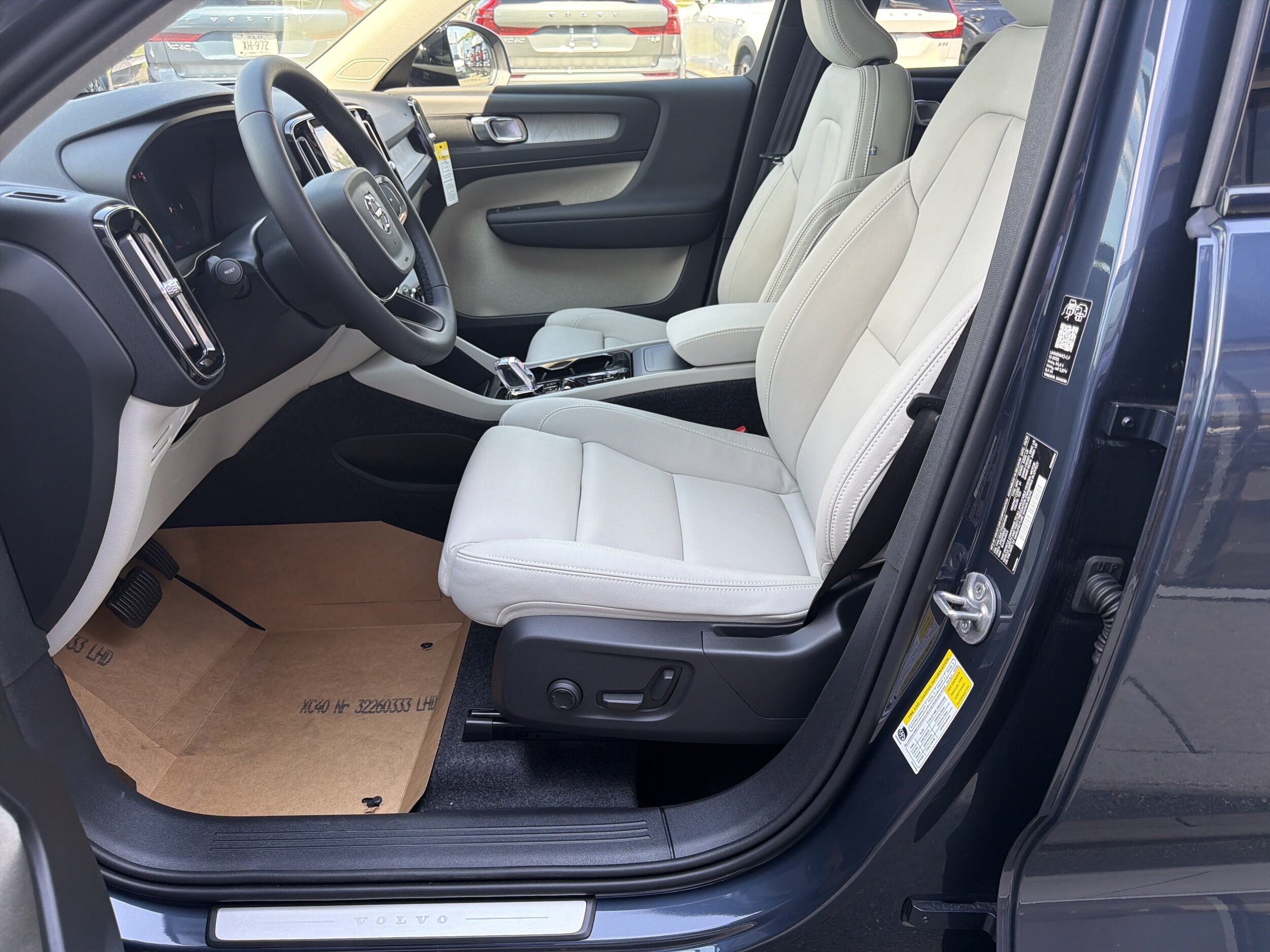 2026 Volvo XC40 Plus - Photo 9
