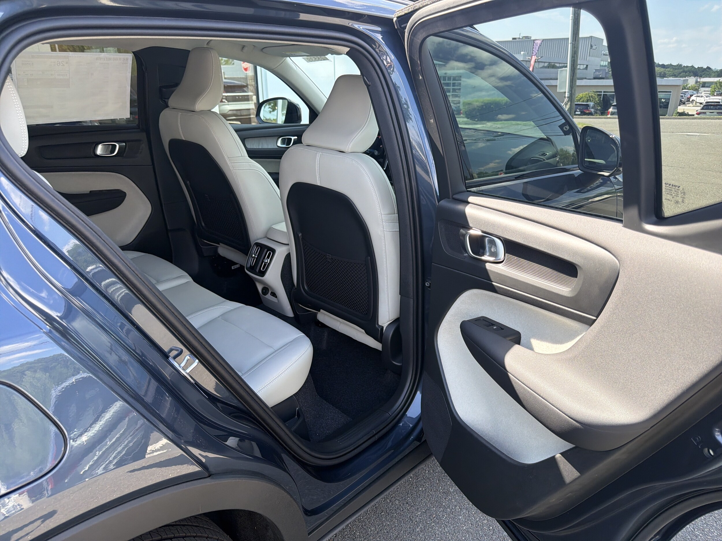 2026 Volvo XC40 Plus - Photo 18