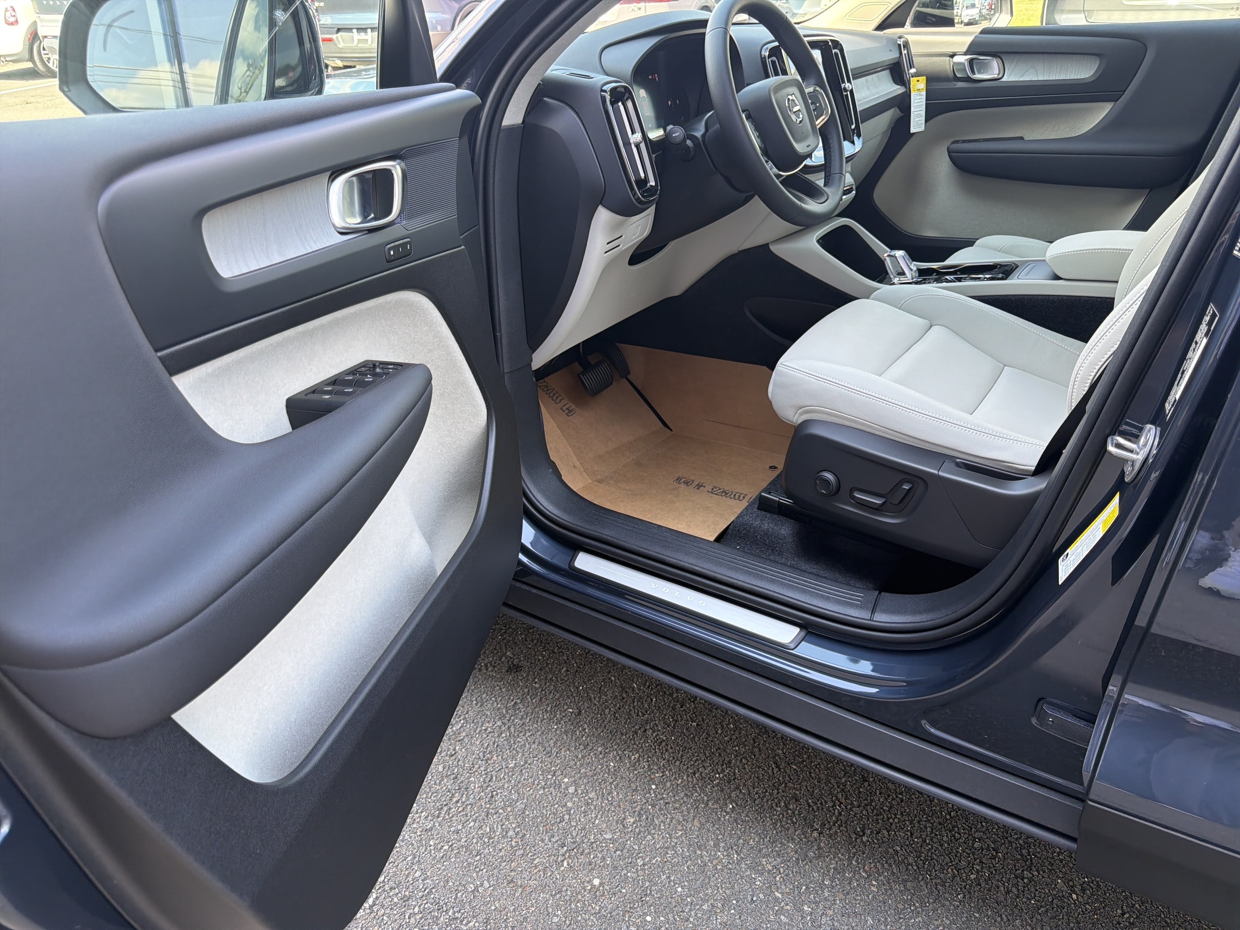 2026 Volvo XC40 Plus - Photo 8