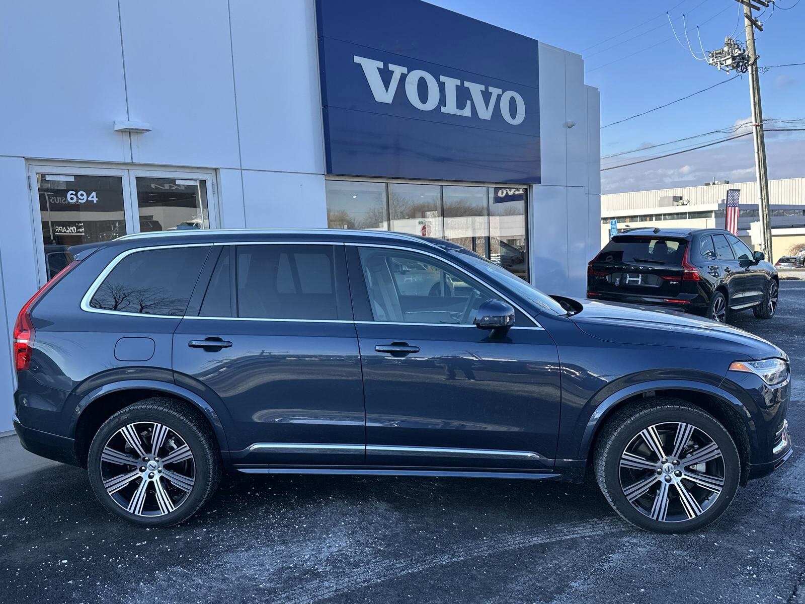 2025 Volvo XC90 T8 AWD Core photo 3