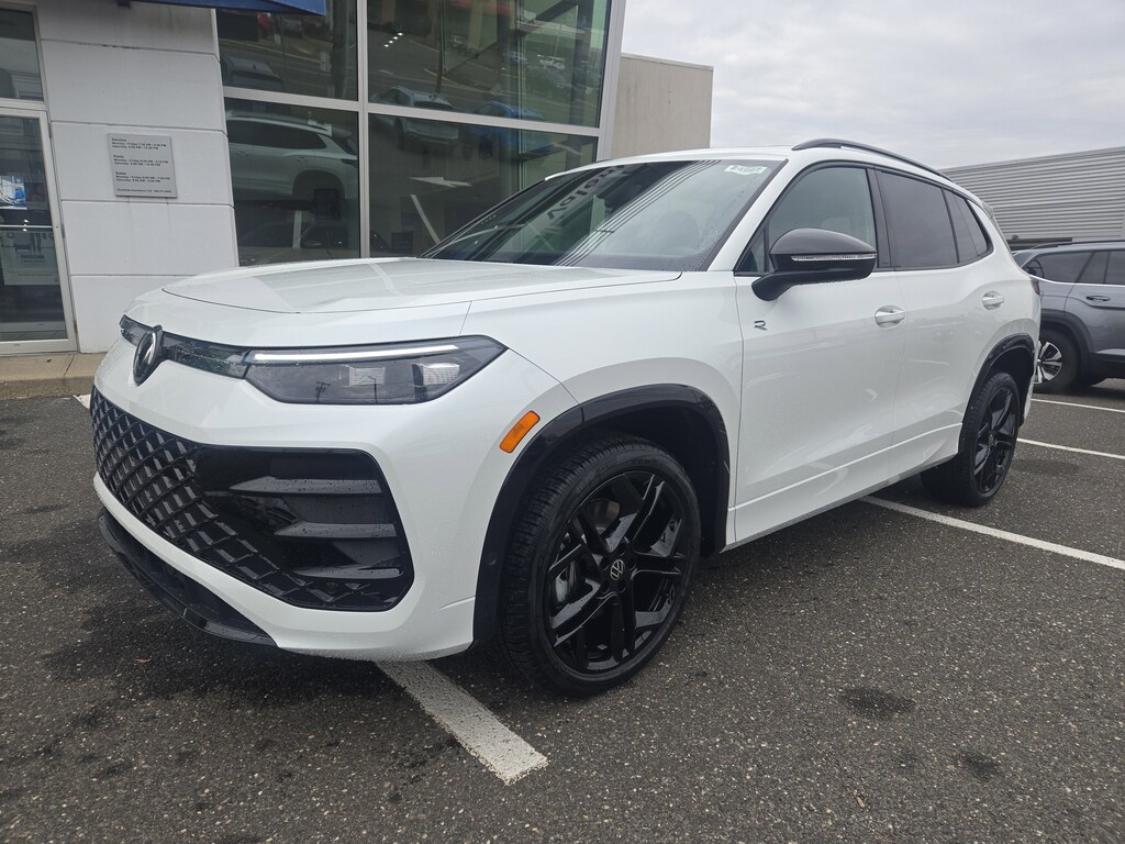 New 2025 Volkswagen Tiguan SE R-Line Black 2.0T SE R-Line Black 4MOTION