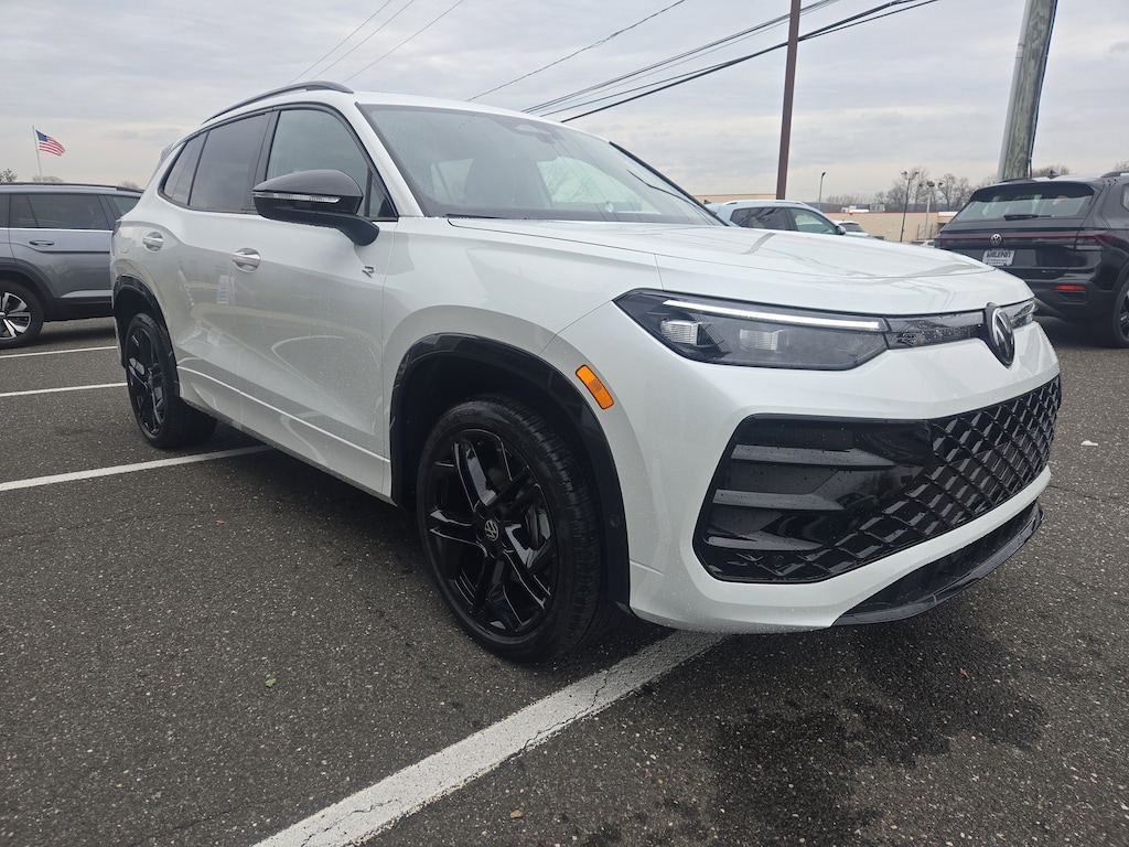 New 2025 Volkswagen Tiguan SE R-Line Black 2.0T SE R-Line Black 4MOTION