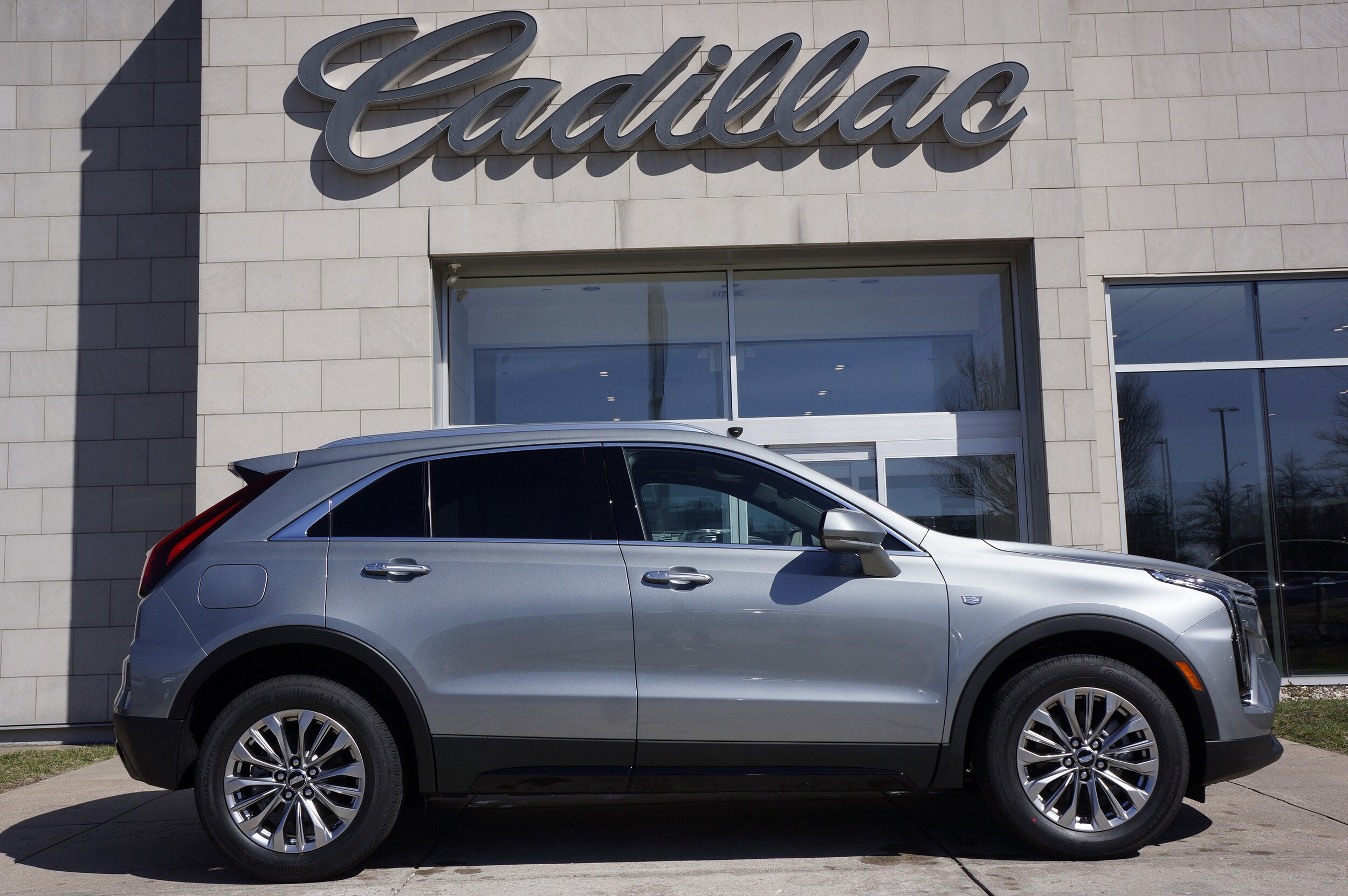 2025 Cadillac XT4 Premium Luxury photo 2