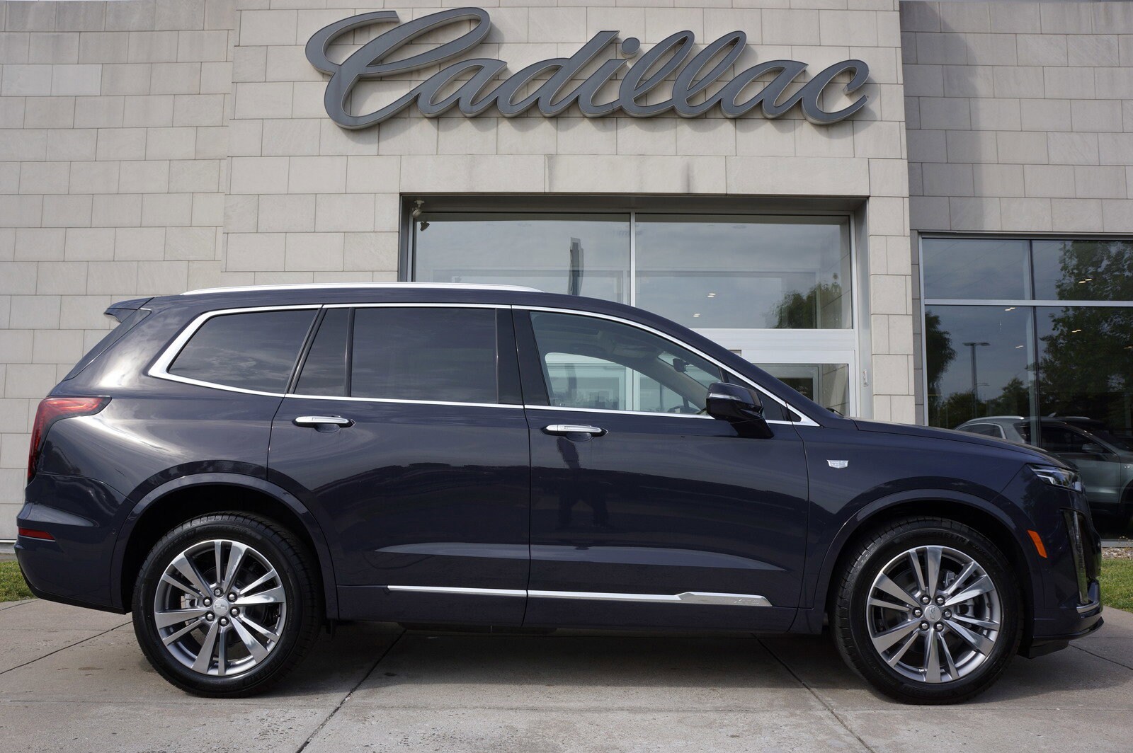 2025 Cadillac XT6 Premium Luxury photo 3