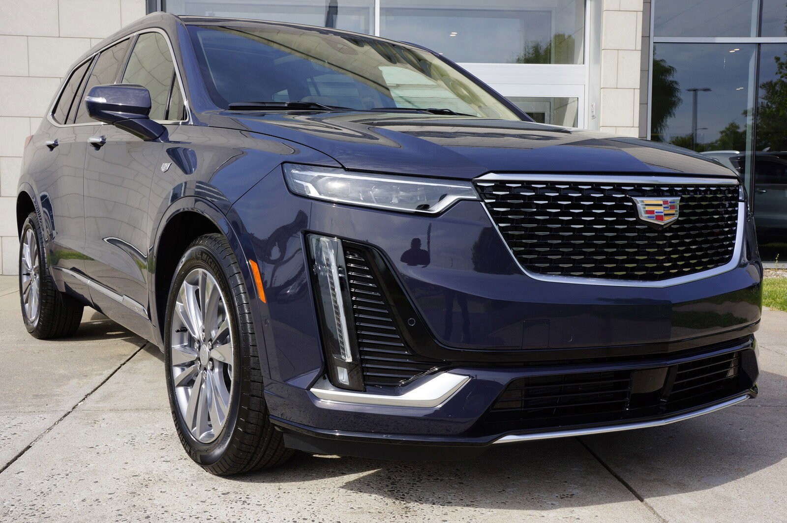 2025 Cadillac XT6 Premium Luxury photo 2