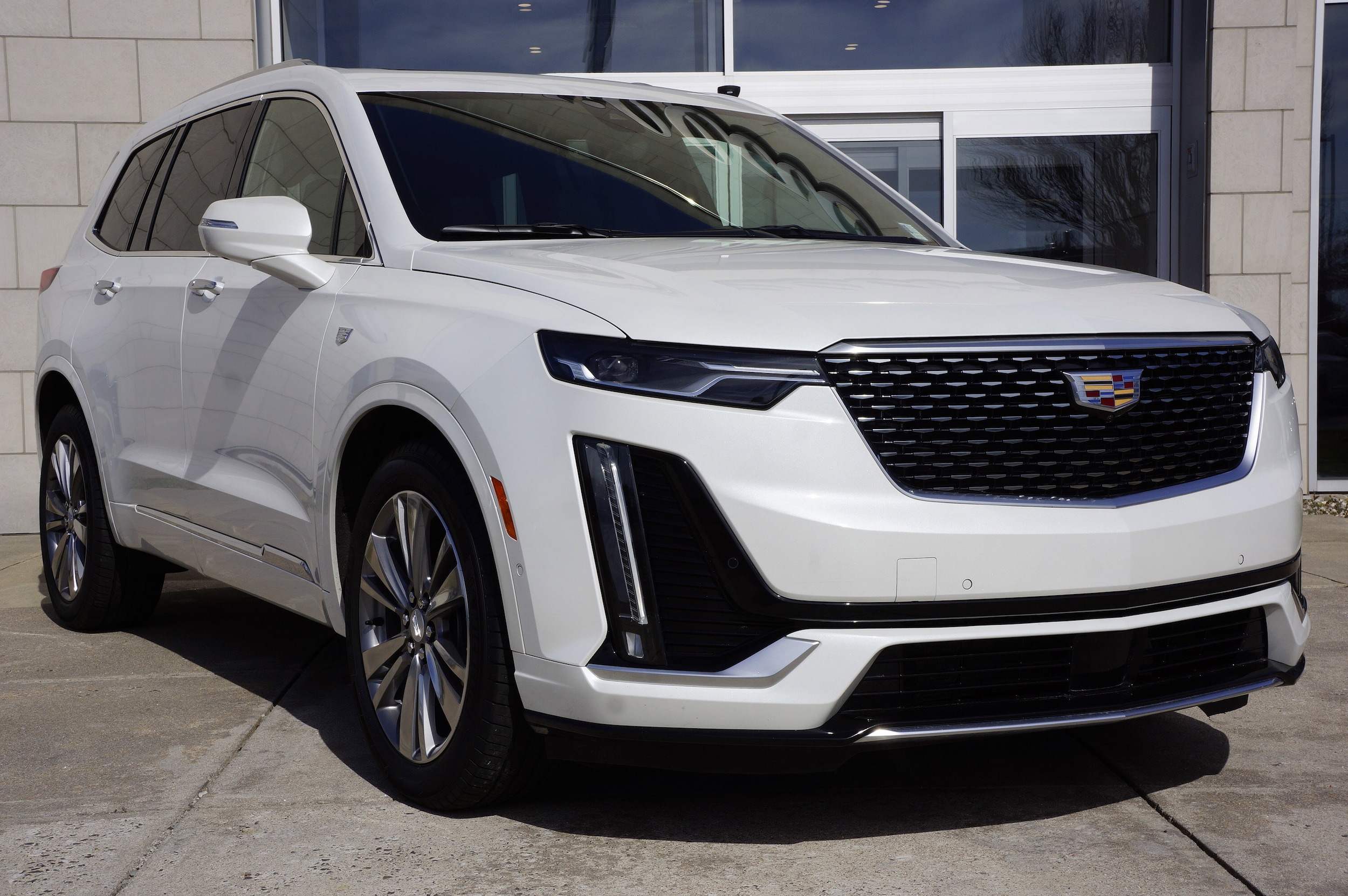 2025 Cadillac XT6 Premium Luxury photo 2