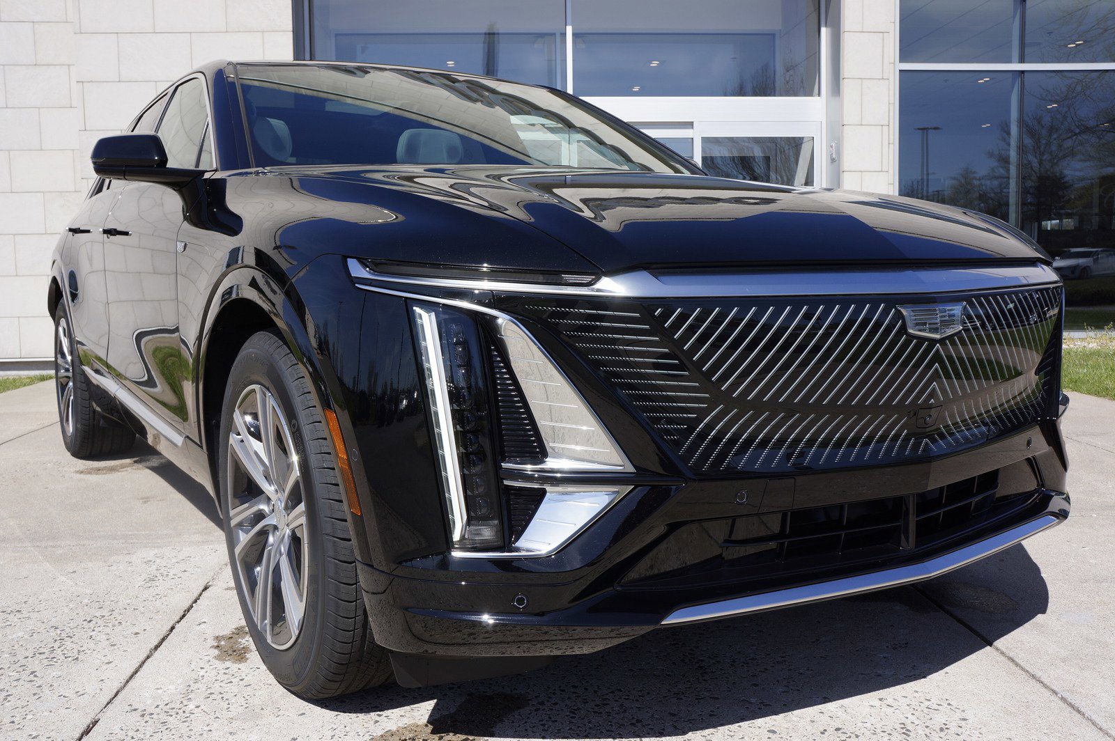2024 Cadillac Lyriq Luxury photo 2