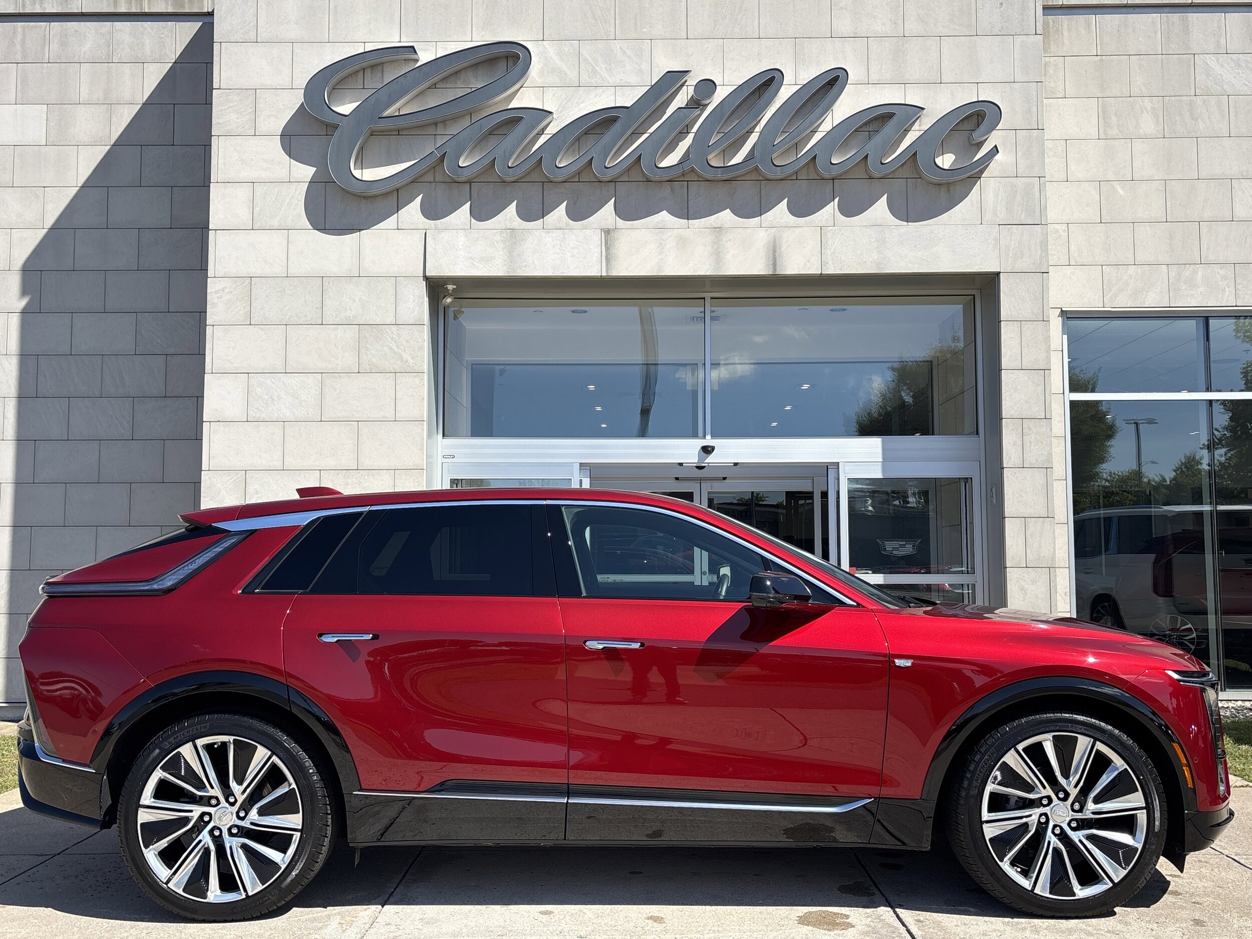 2024 Cadillac Lyriq Luxury photo 2