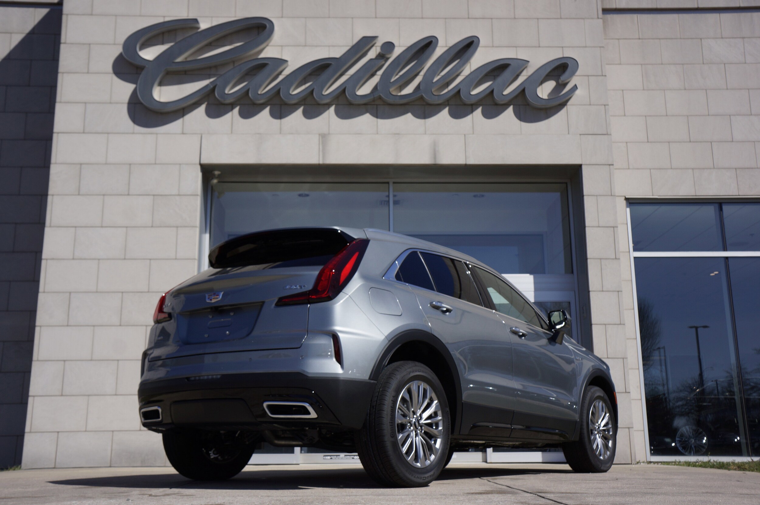 2025 Cadillac XT4 Premium Luxury photo 3