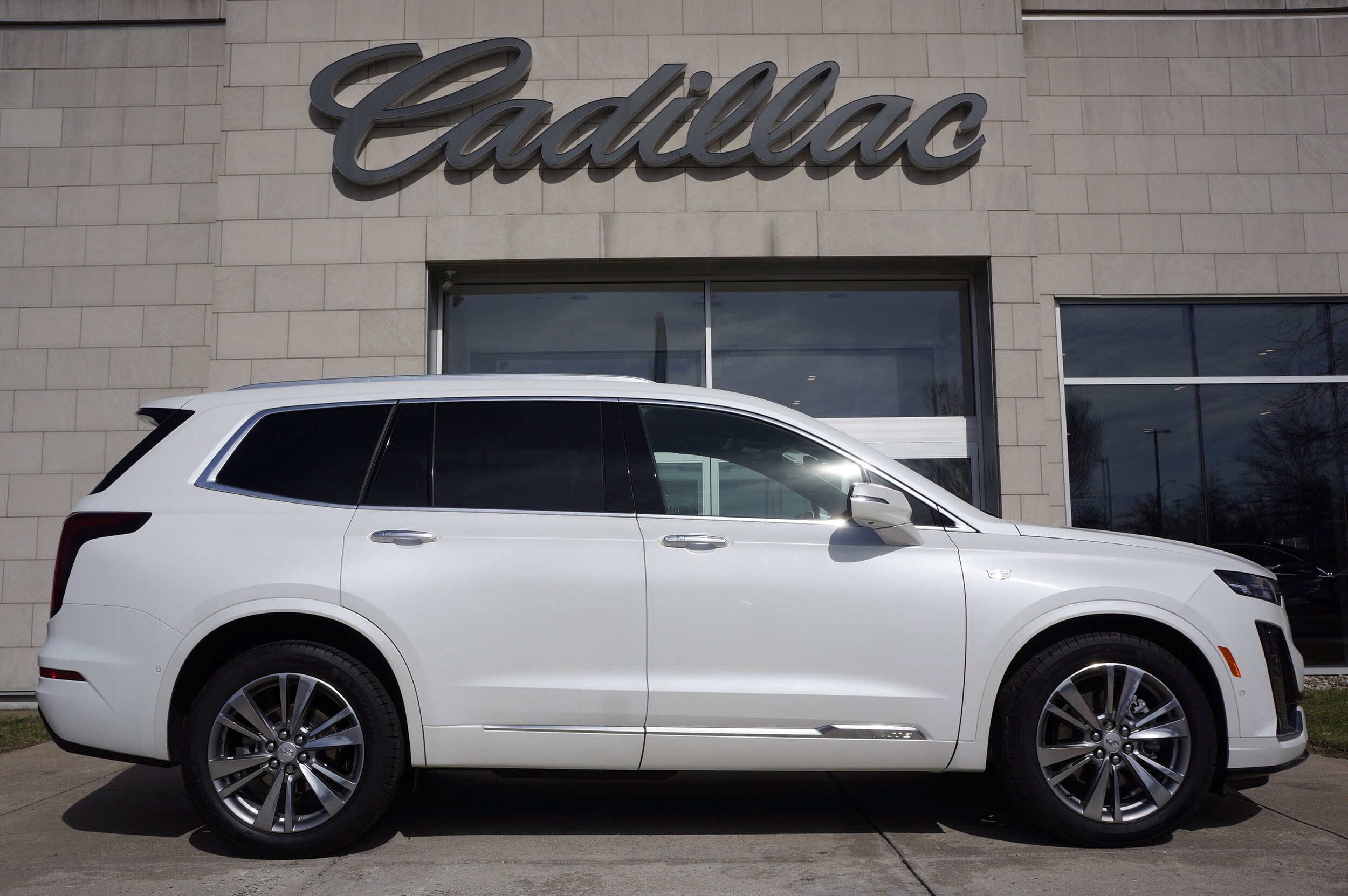 2025 Cadillac XT6 Premium Luxury photo 3