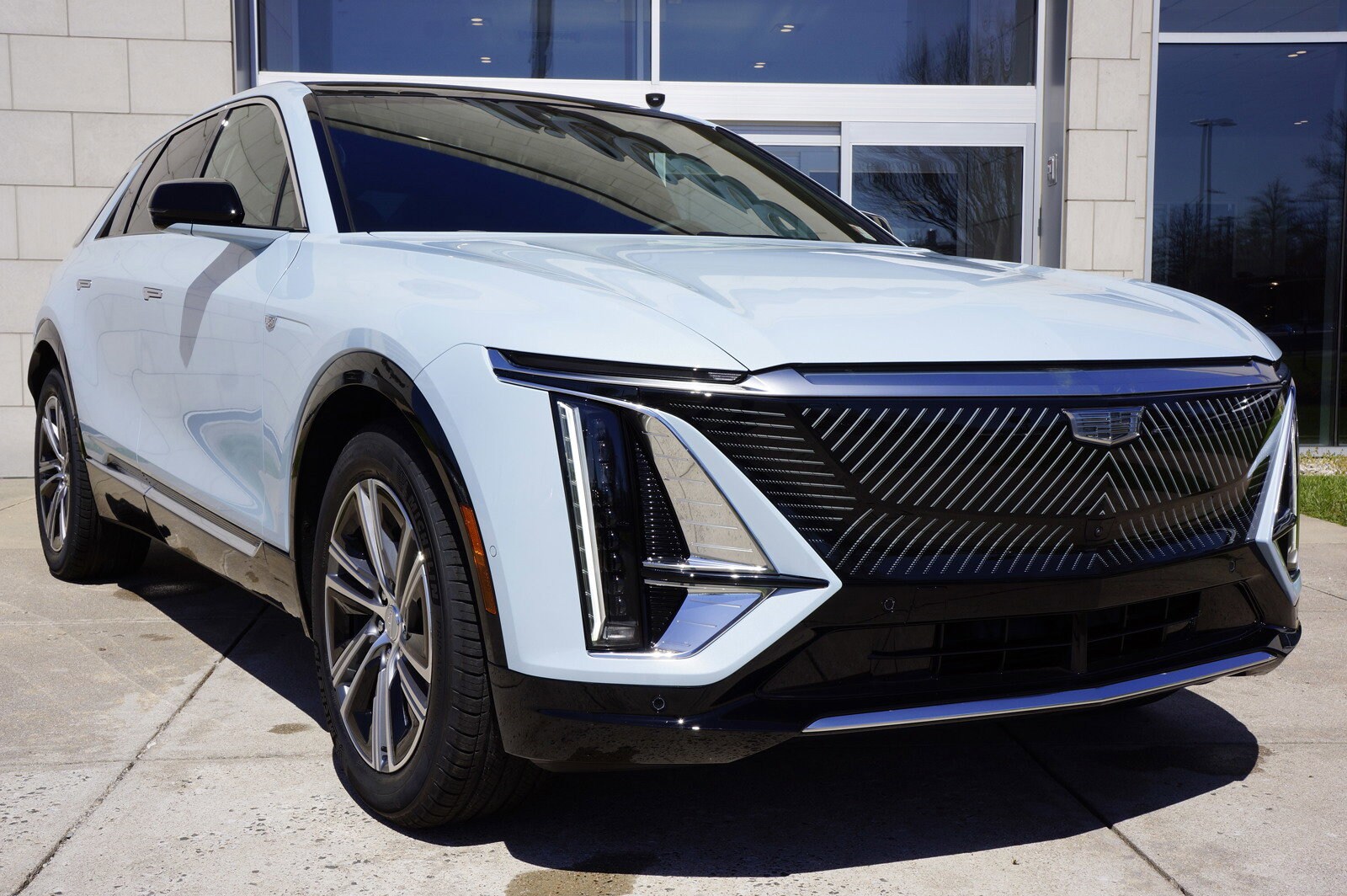 2025 Cadillac Lyriq Sport photo 2