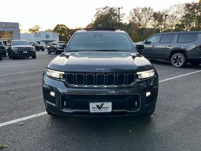 2023 Jeep Grand Cherokee Overland photo 2