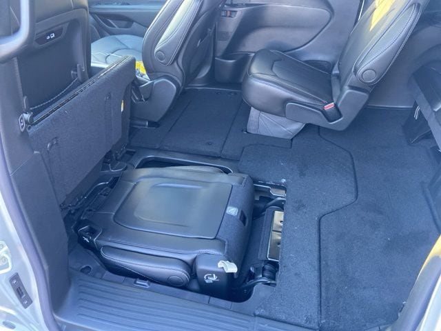 2026 Chrysler Pacifica Select - Photo 12