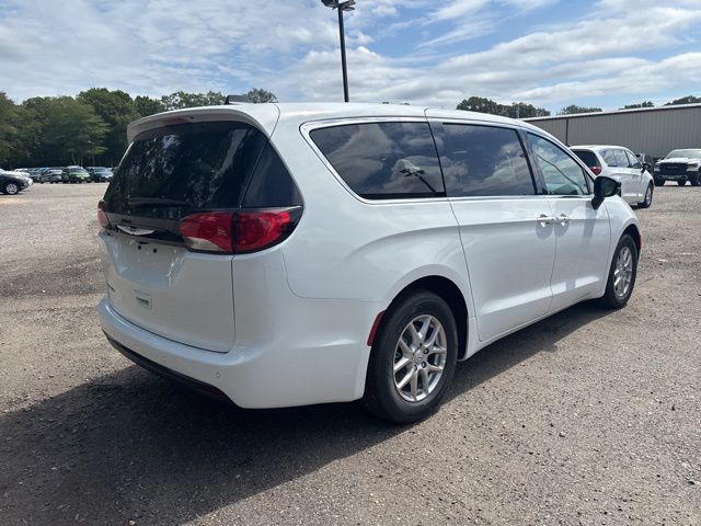 2026 Chrysler Voyager LX photo 4