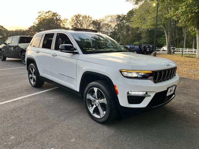 2023 Jeep Cherokee Base photo 4