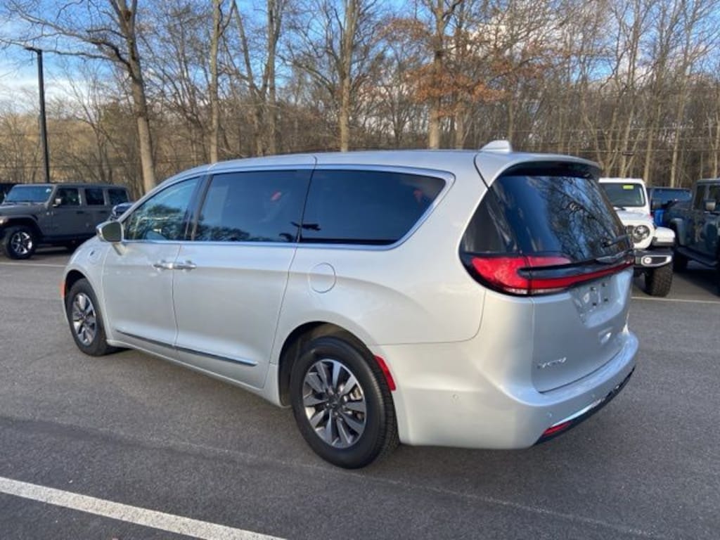 Used 2022 Chrysler Pacifica Hybrid Limited Van Passenger Van